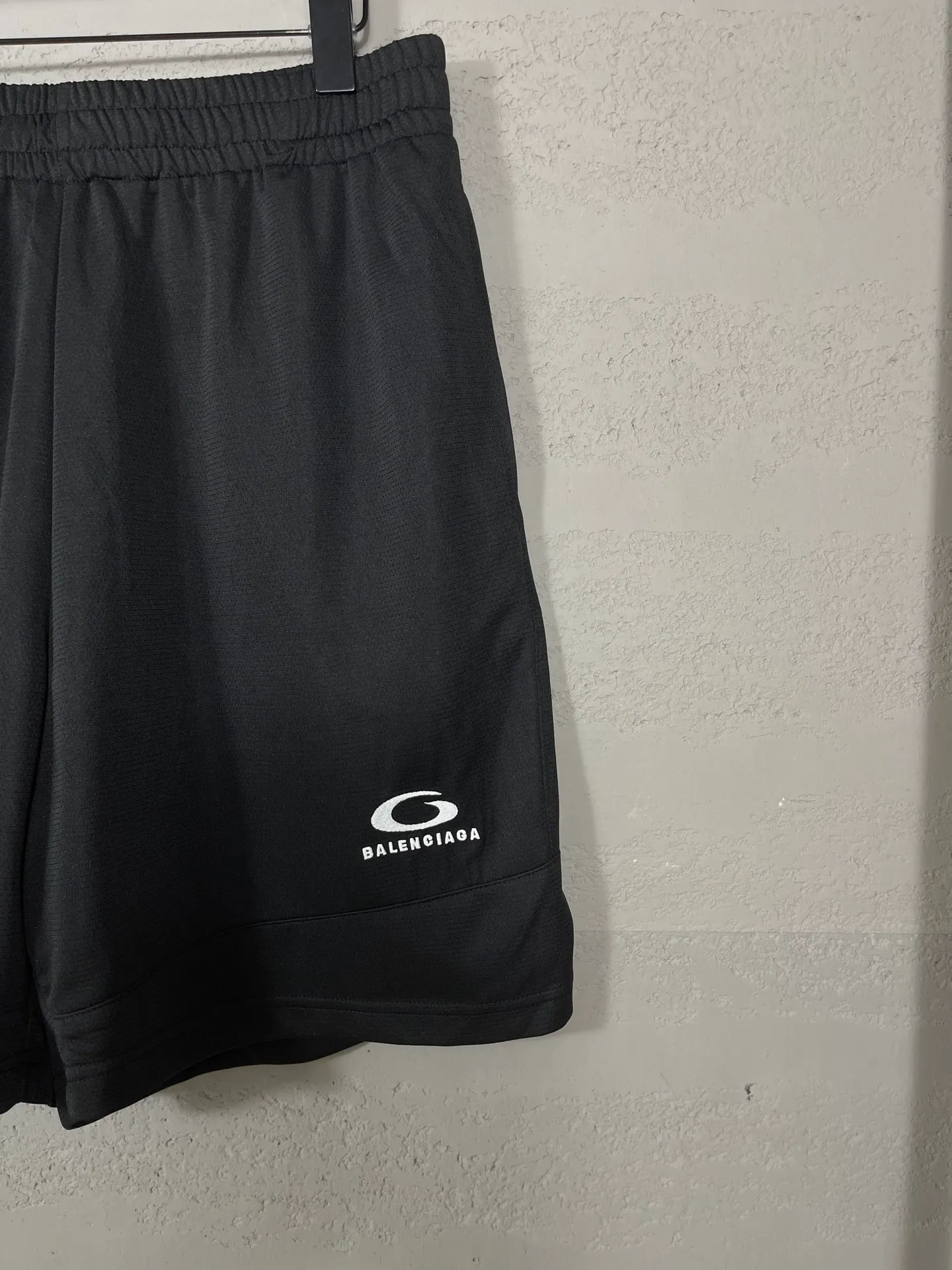 🅿️210 Actual pictures [Top version. Official website quality] BALENCI*GA/Paris co-branded Lamborghini shorts. Embroidery on the front and left, double-layer mesh lining, and multi-position hem shorts. Extra heavy craftsmanship. SS25 latest model. Research and development at the first time, different market currencies. Comparisons welcome. The fabric is made of custom-woven sports fabric that absorbs moisture and is comfortable and dry. Whether you are doing sports or fitness or going out on the street every day, you can easily become the center of attention. Weight 180 grams. The embroidery is done using imported Tajima embroidery machines. The pattern letters are clear, three-dimensional and without burrs. Different market currencies. Comparisons welcome. The version adopts a loose version. The same style for men and women. Code: BL257002 Color: Black Size: XS S M L