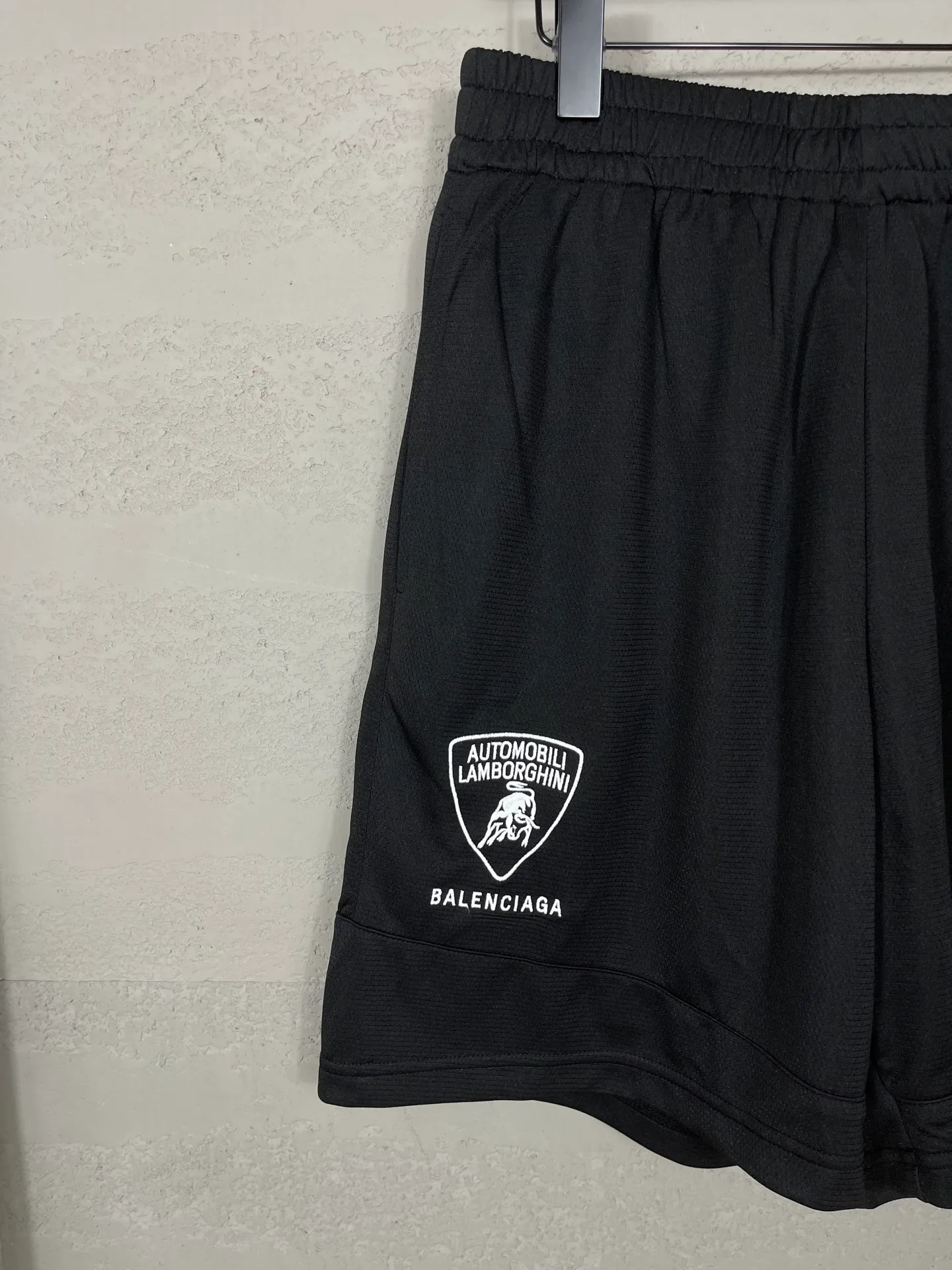 🅿️210 Actual pictures [Top version. Official website quality] BALENCI*GA/Paris co-branded Lamborghini shorts. Embroidery on the front and left, double-layer mesh lining, and multi-position hem shorts. Extra heavy craftsmanship. SS25 latest model. Research and development at the first time, different market currencies. Comparisons welcome. The fabric is made of custom-woven sports fabric that absorbs moisture and is comfortable and dry. Whether you are doing sports or fitness or going out on the street every day, you can easily become the center of attention. Weight 180 grams. The embroidery is done using imported Tajima embroidery machines. The pattern letters are clear, three-dimensional and without burrs. Different market currencies. Comparisons welcome. The version adopts a loose version. The same style for men and women. Code: BL257002 Color: Black Size: XS S M L