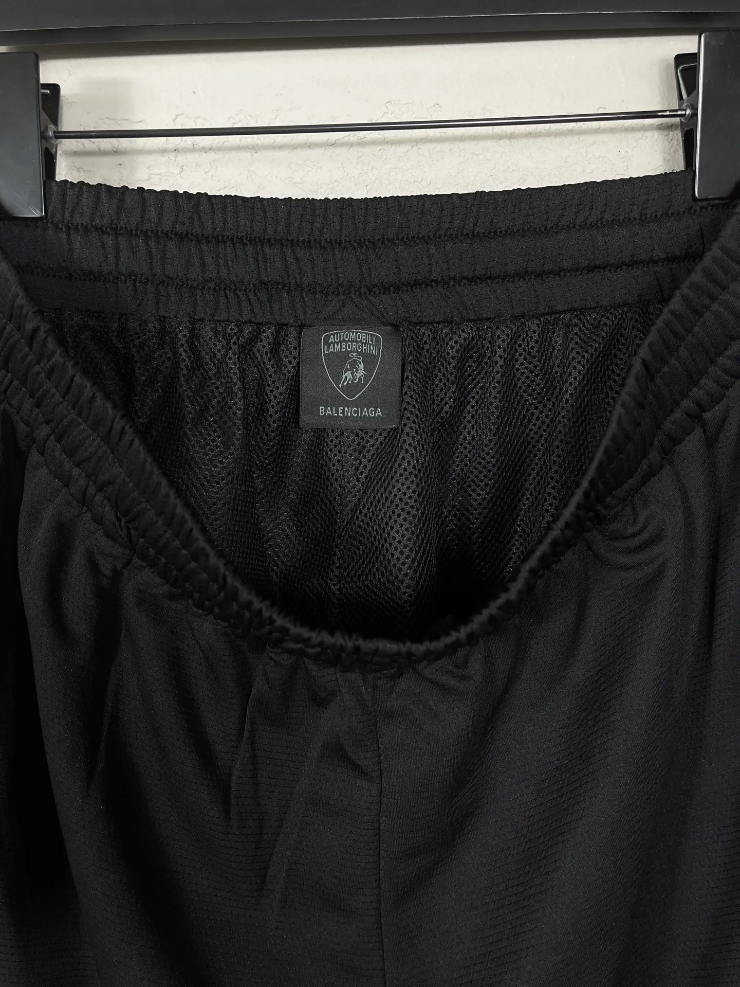 🅿️210 Actual pictures [Top version. Official website quality] BALENCI*GA/Paris co-branded Lamborghini shorts. Embroidery on the front and left, double-layer mesh lining, and multi-position hem shorts. Extra heavy craftsmanship. SS25 latest model. Research and development at the first time, different market currencies. Comparisons welcome. The fabric is made of custom-woven sports fabric that absorbs moisture and is comfortable and dry. Whether you are doing sports or fitness or going out on the street every day, you can easily become the center of attention. Weight 180 grams. The embroidery is done using imported Tajima embroidery machines. The pattern letters are clear, three-dimensional and without burrs. Different market currencies. Comparisons welcome. The version adopts a loose version. The same style for men and women. Code: BL257002 Color: Black Size: XS S M L