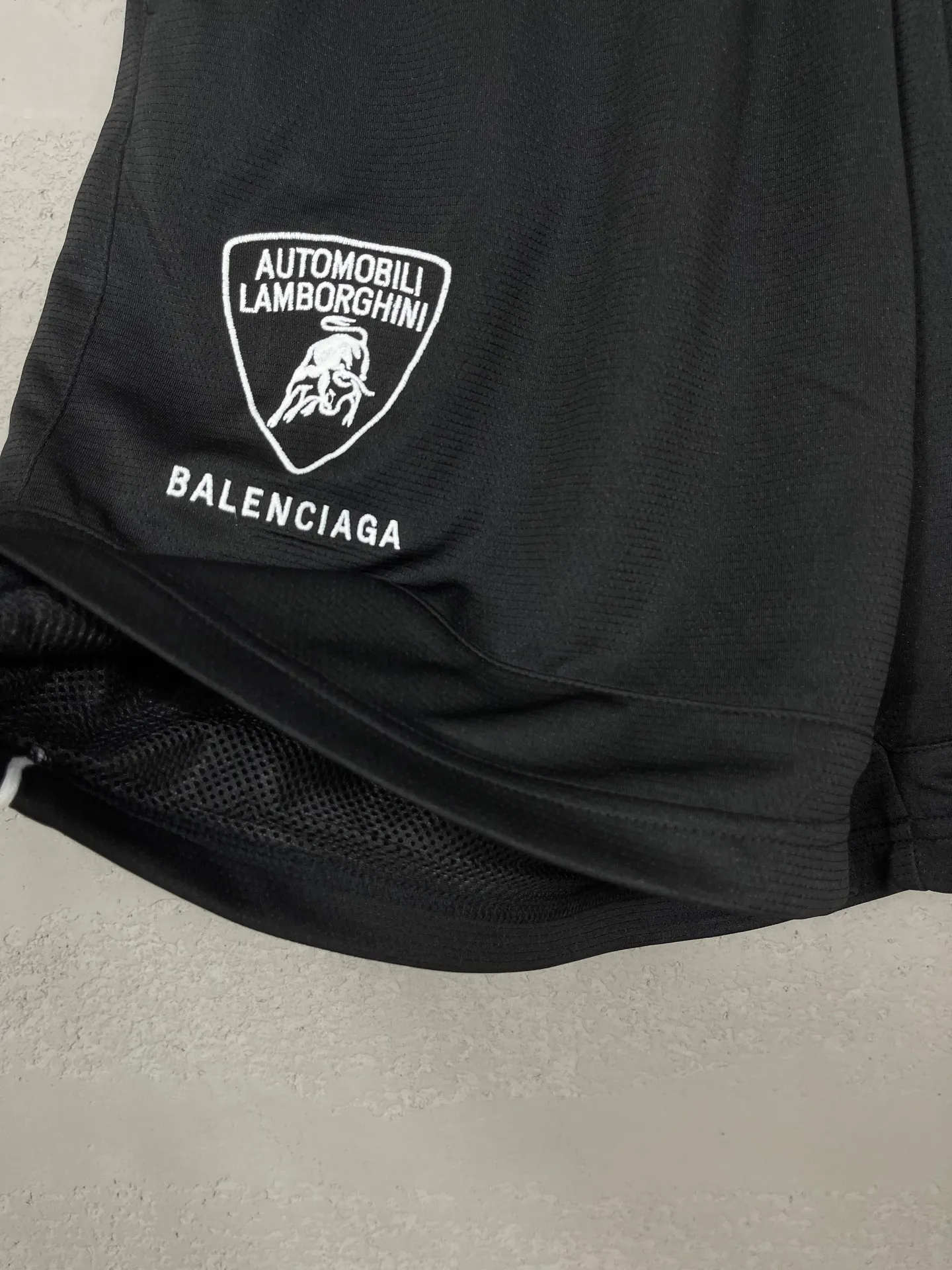 🅿️210 Actual pictures [Top version. Official website quality] BALENCI*GA/Paris co-branded Lamborghini shorts. Embroidery on the front and left, double-layer mesh lining, and multi-position hem shorts. Extra heavy craftsmanship. SS25 latest model. Research and development at the first time, different market currencies. Comparisons welcome. The fabric is made of custom-woven sports fabric that absorbs moisture and is comfortable and dry. Whether you are doing sports or fitness or going out on the street every day, you can easily become the center of attention. Weight 180 grams. The embroidery is done using imported Tajima embroidery machines. The pattern letters are clear, three-dimensional and without burrs. Different market currencies. Comparisons welcome. The version adopts a loose version. The same style for men and women. Code: BL257002 Color: Black Size: XS S M L