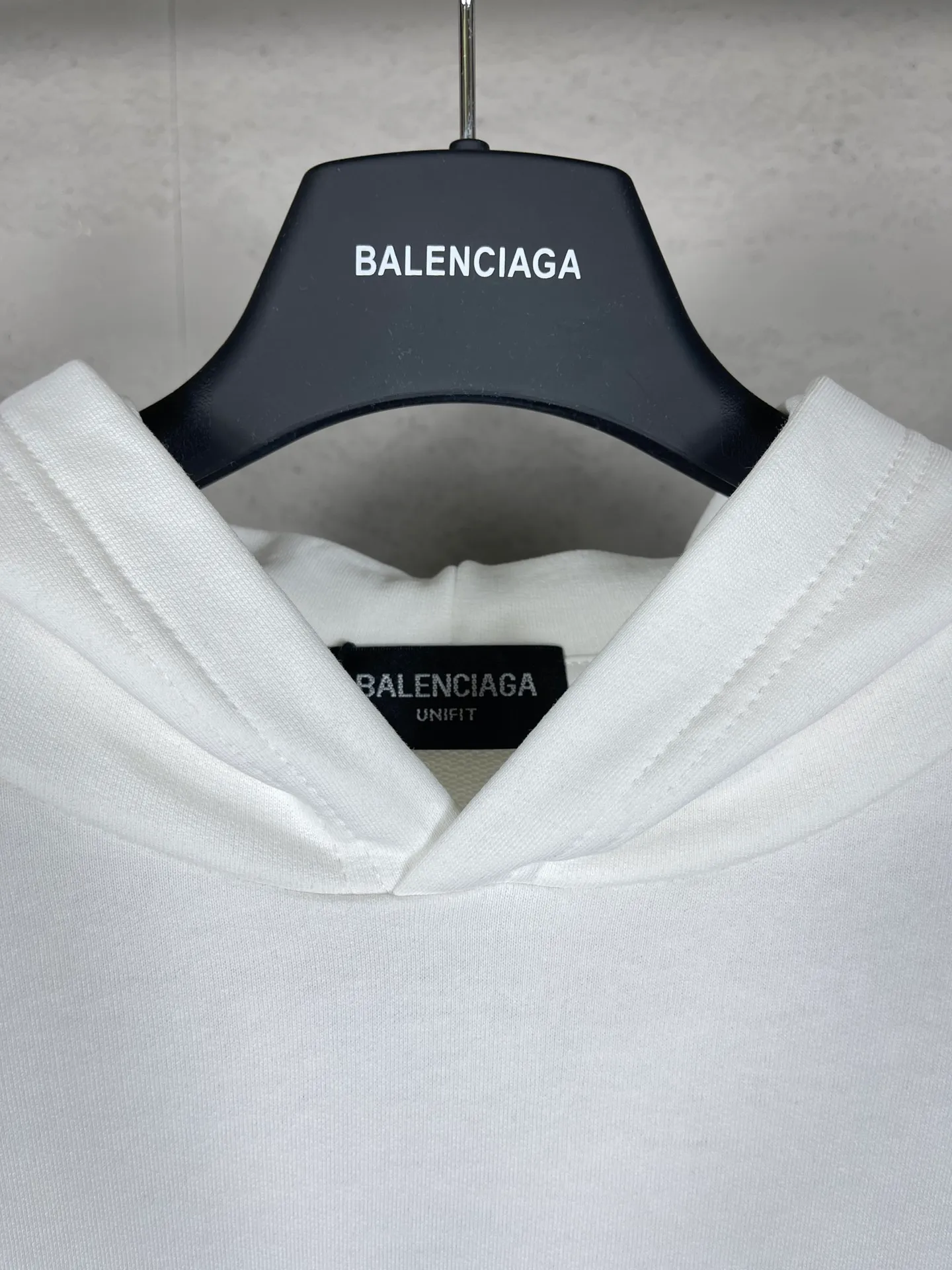 🅿️280 real photos [Top version. Official website quality] BALENCI*GA/Paris. Classic style. Lock letter LOGO long-sleeved hooded sweatshirt. Brick cabinet synchronization.                       The fabric is made of Paris ZP custom-woven and dyed cotton sweatshirt. The weight is 450 grams. The cloth surface is clean. The cloth pattern is clear, soft and comfortable. The threads are dyed with no color difference. The classic pattern is printed with environmentally friendly imported materials, precision printing mesh, the letters are clear, the effect is three-dimensional, and the brick cabinet is restored. The version adopts the OS loose shoulder style. Same style for men and women Coding: BL238053 Color: black, white Size: XS S M L
