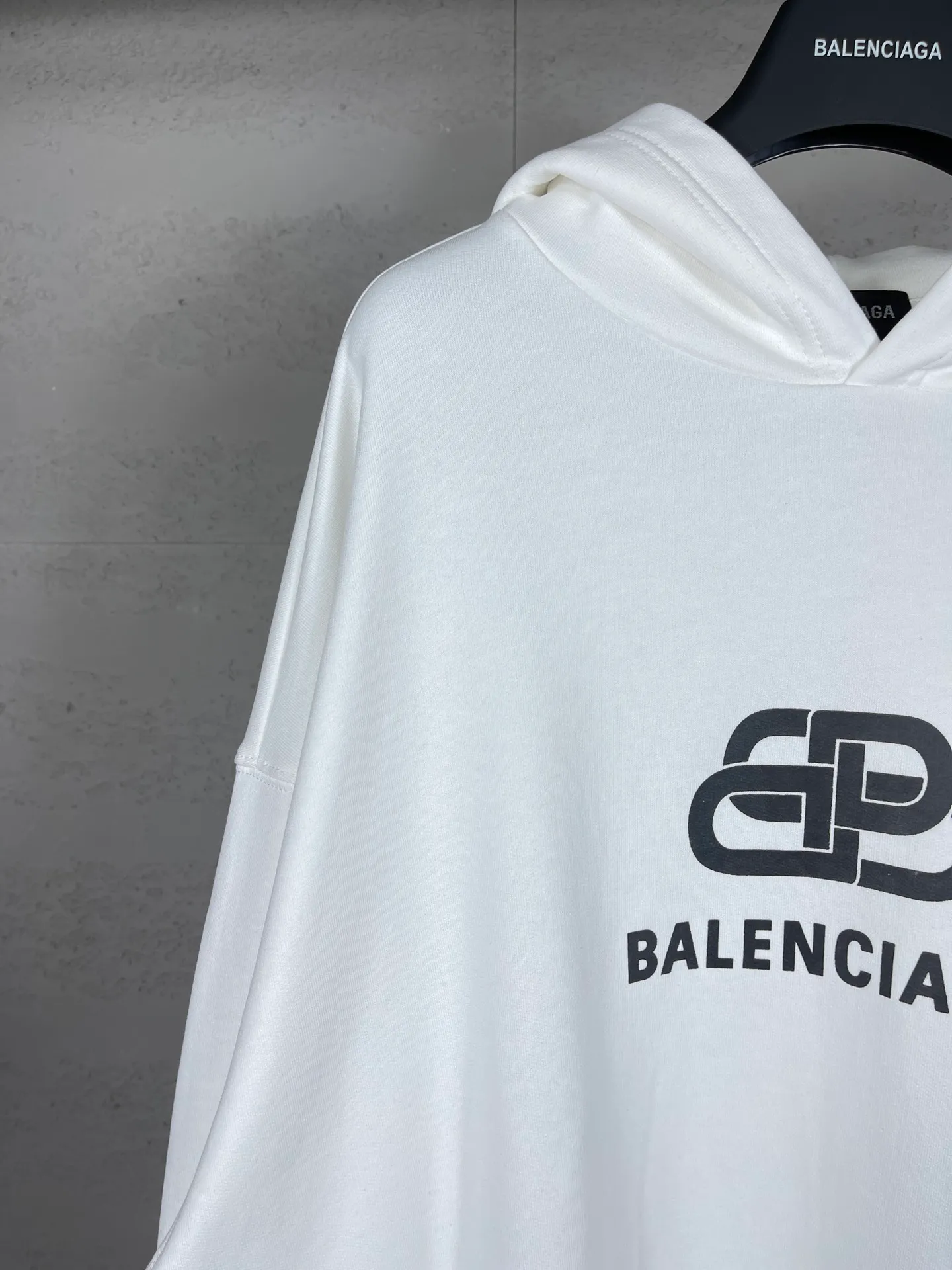 🅿️280 real photos [Top version. Official website quality] BALENCI*GA/Paris. Classic style. Lock letter LOGO long-sleeved hooded sweatshirt. Brick cabinet synchronization.                       The fabric is made of Paris ZP custom-woven and dyed cotton sweatshirt. The weight is 450 grams. The cloth surface is clean. The cloth pattern is clear, soft and comfortable. The threads are dyed with no color difference. The classic pattern is printed with environmentally friendly imported materials, precision printing mesh, the letters are clear, the effect is three-dimensional, and the brick cabinet is restored. The version adopts the OS loose shoulder style. Same style for men and women Coding: BL238053 Color: black, white Size: XS S M L