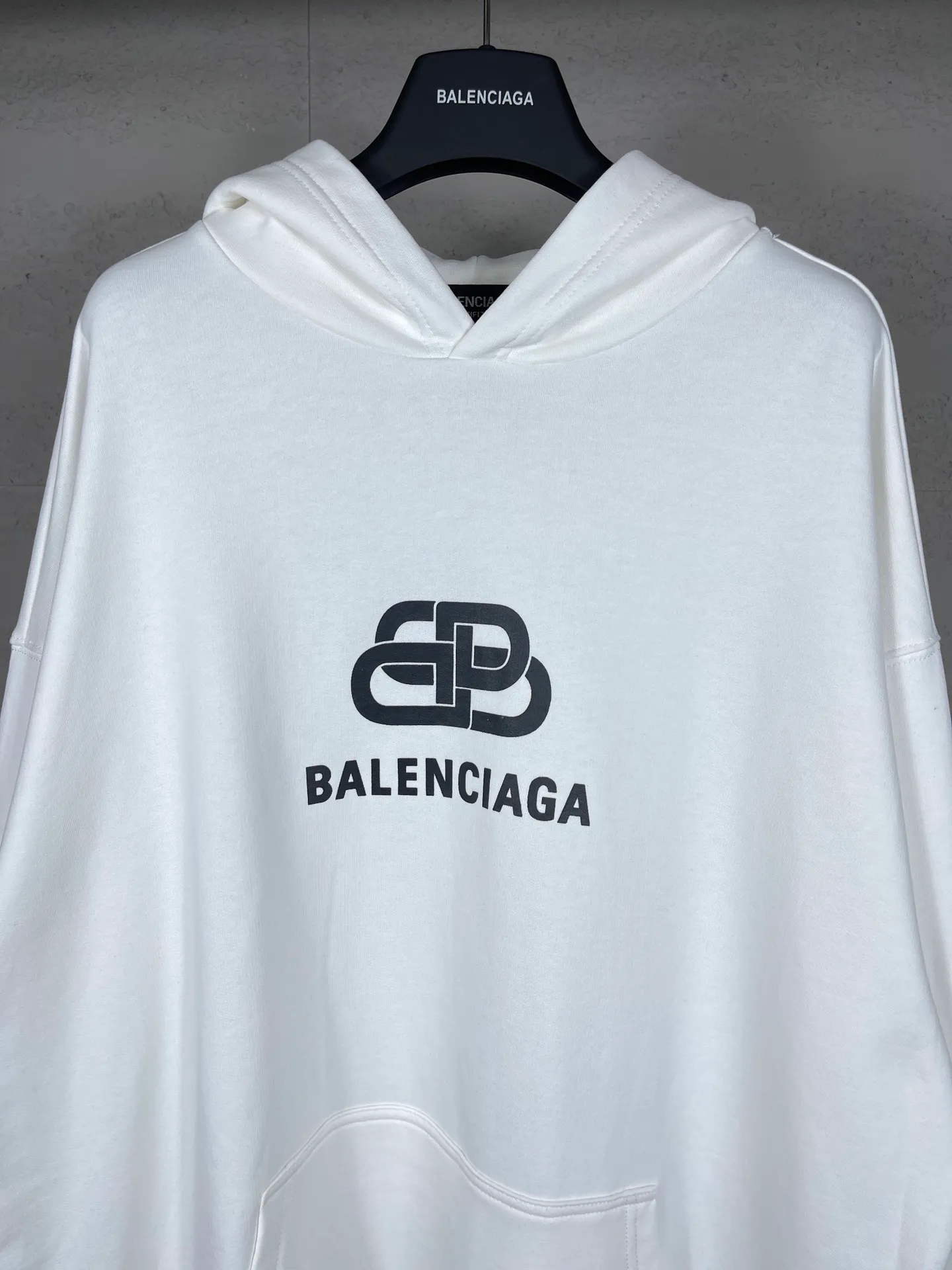 🅿️280 real photos [Top version. Official website quality] BALENCI*GA/Paris. Classic style. Lock letter LOGO long-sleeved hooded sweatshirt. Brick cabinet synchronization.                       The fabric is made of Paris ZP custom-woven and dyed cotton sweatshirt. The weight is 450 grams. The cloth surface is clean. The cloth pattern is clear, soft and comfortable. The threads are dyed with no color difference. The classic pattern is printed with environmentally friendly imported materials, precision printing mesh, the letters are clear, the effect is three-dimensional, and the brick cabinet is restored. The version adopts the OS loose shoulder style. Same style for men and women Coding: BL238053 Color: black, white Size: XS S M L