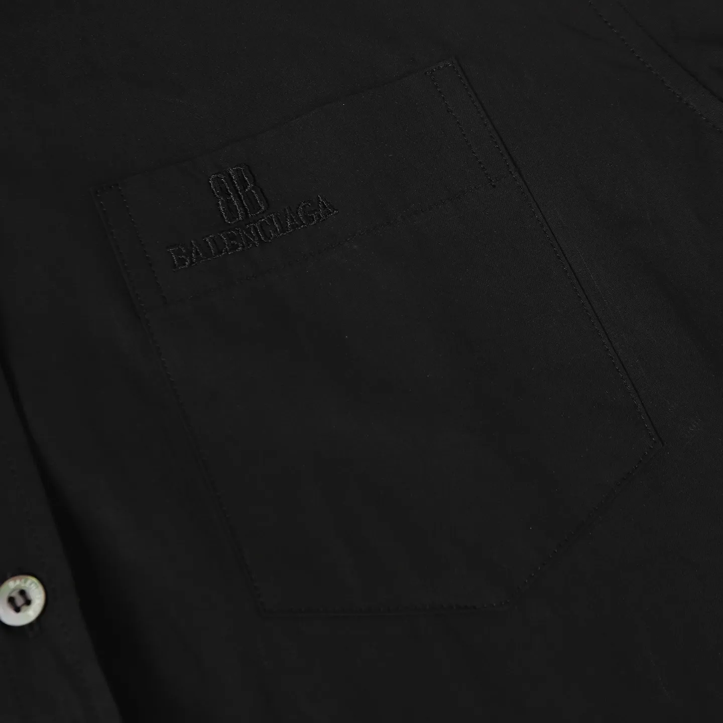 🅿️306 BALENCIAGA BLCG NANO BB embroidered long-sleeved shirt. Customized plain cotton fabric, imported machine embroidery technology, using side-turn buried stitching process to provide high-quality stitching effect, smooth and neat, neat and tidy. The fabrics have been sand washed for better hand feel and texture, not easy to deform, not easy to shrink, not easy to fade, customized accessories, loose version Color: black/white Size: 36 38 40 42