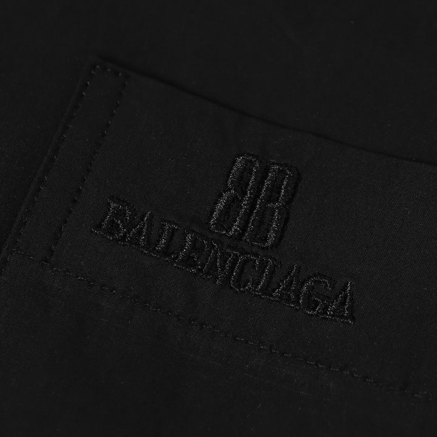 🅿️306 BALENCIAGA BLCG NANO BB embroidered long-sleeved shirt. Customized plain cotton fabric, imported machine embroidery technology, using side-turn buried stitching process to provide high-quality stitching effect, smooth and neat, neat and tidy. The fabrics have been sand washed for better hand feel and texture, not easy to deform, not easy to shrink, not easy to fade, customized accessories, loose version Color: black/white Size: 36 38 40 42