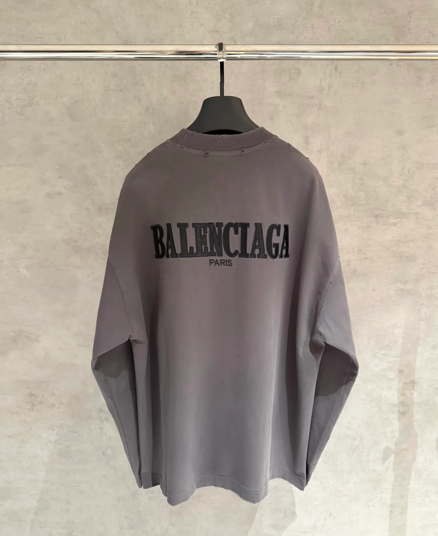 🅿️350 [Strict quality control] Balenciaga 25ss logo embroidered long-sleeved T-shirt. The fabric is made of custom-dyed 100% pure cotton double-ply fabric. 420g garment wash. Front and rear panel embroidery. Front panel post-garment washing process. Custom hardware. Thread. Accessories. Matching. Same style for men and women. Color: black/off-white/white. Size: M-2xl