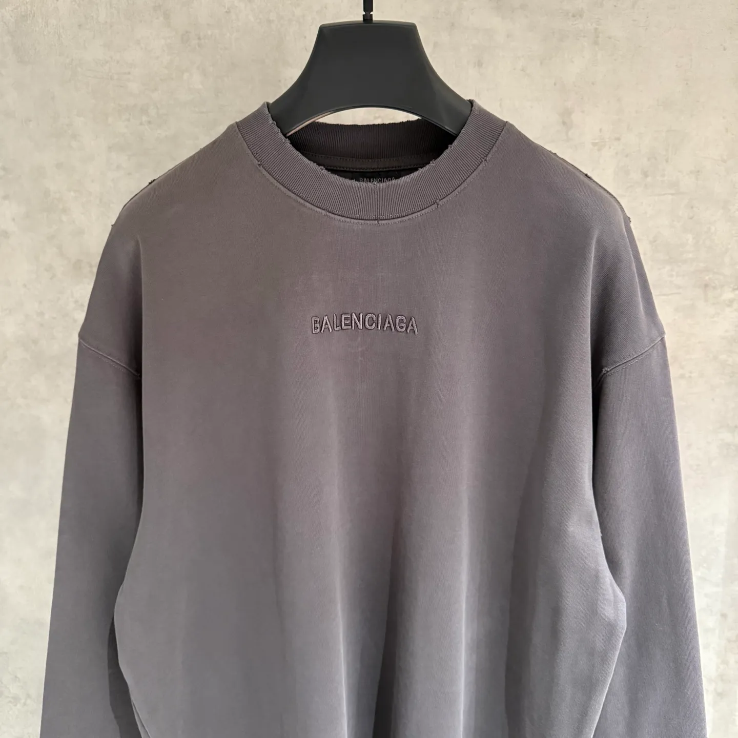 🅿️350 [Strict quality control] Balenciaga 25ss logo embroidered long-sleeved T-shirt. The fabric is made of custom-dyed 100% pure cotton double-ply fabric. 420g garment wash. Front and rear panel embroidery. Front panel post-garment washing process. Custom hardware. Thread. Accessories. Matching. Same style for men and women. Color: black/off-white/white. Size: M-2xl