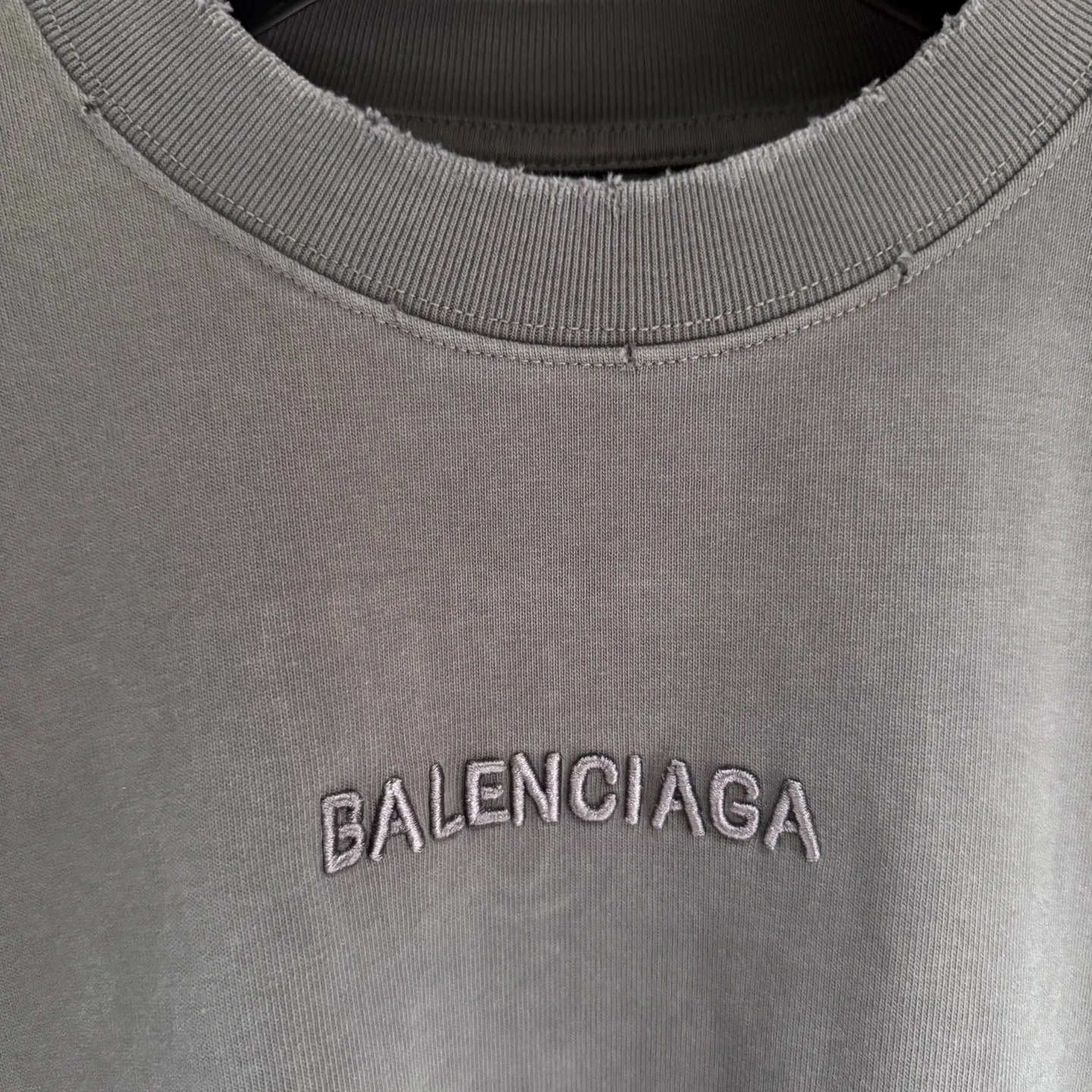 🅿️350 [Strict quality control] Balenciaga 25ss logo embroidered long-sleeved T-shirt. The fabric is made of custom-dyed 100% pure cotton double-ply fabric. 420g garment wash. Front and rear panel embroidery. Front panel post-garment washing process. Custom hardware. Thread. Accessories. Matching. Same style for men and women. Color: black/off-white/white. Size: M-2xl