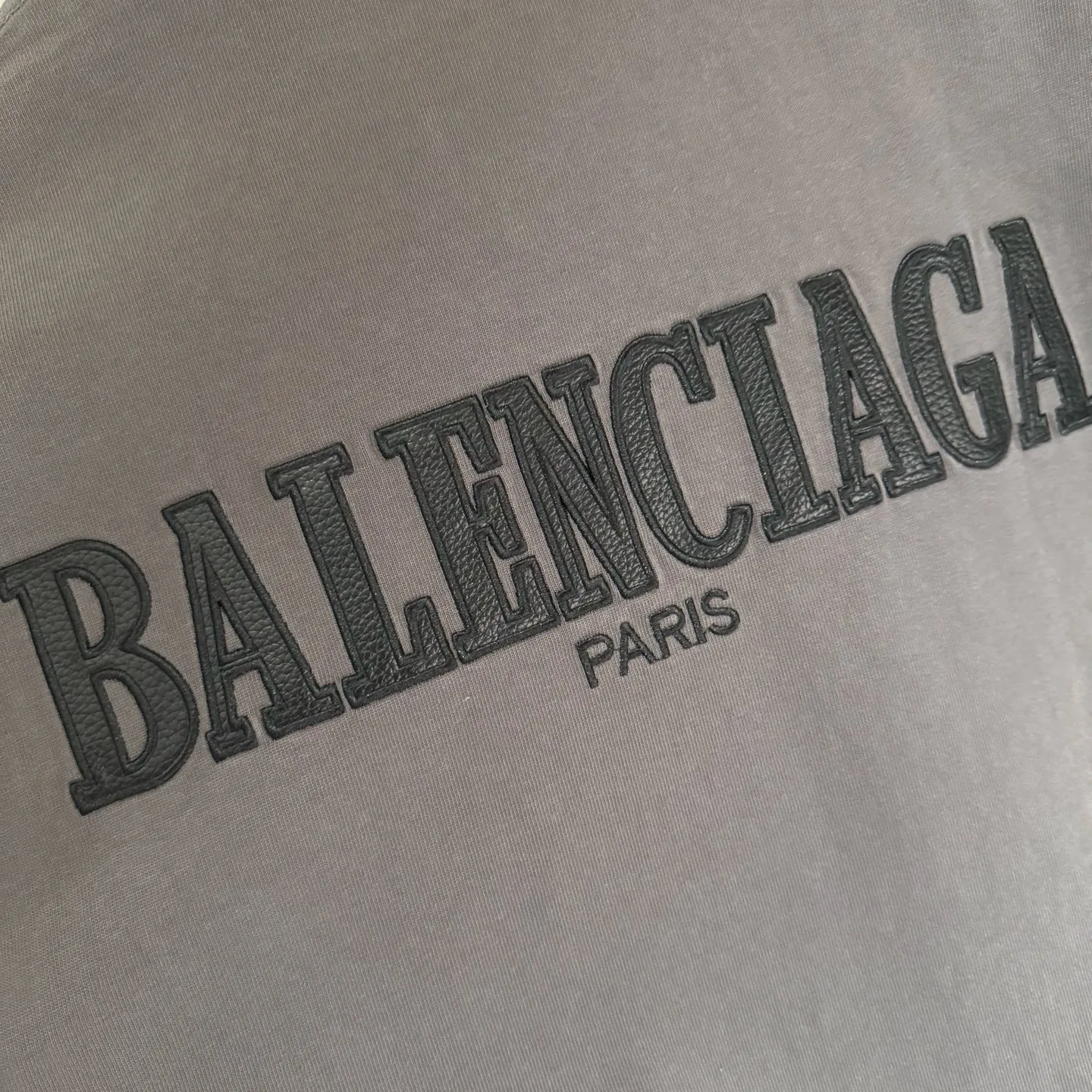 🅿️350 [Strict quality control] Balenciaga 25ss logo embroidered long-sleeved T-shirt. The fabric is made of custom-dyed 100% pure cotton double-ply fabric. 420g garment wash. Front and rear panel embroidery. Front panel post-garment washing process. Custom hardware. Thread. Accessories. Matching. Same style for men and women. Color: black/off-white/white. Size: M-2xl