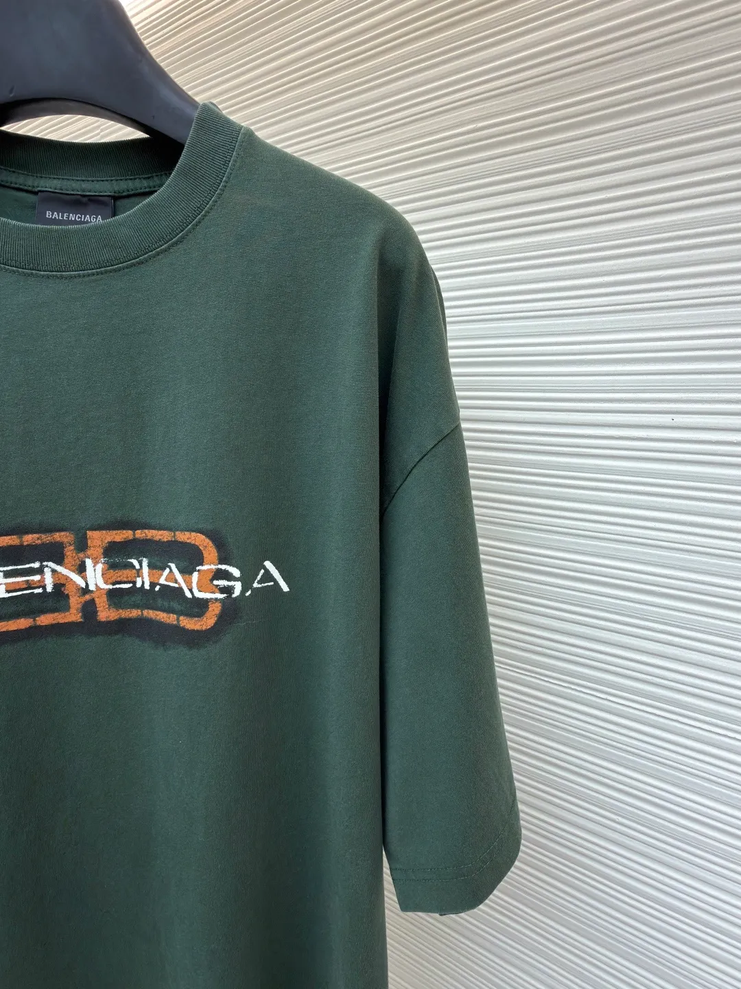 Balenciaga BB icon printed short sleeves ●Original version: purchased and developed for 6300 ●Item number: 1682441-X95 ●Fabric: plain knitted fabric ●Technology: Glue printing production ●Color: green ●Version: Loose version ●Weight: about 300 grams ●Size: S-M-L-XL ●Description: Customized densely woven jersey material with excellent texture and comfortable skin fit, with rich and pure washed black as the main tone Let distressing become the ultimate expression of street aesthetics. The front is printed with BB icon stencil Shibaki's works. Graffiti are revealed in the fading. Every inch of wear and tear is a deliberate accident. Use color conflict to create visual tension. Let street art jump from the wall to fashion. Let the sense of high-end grow wildly in the deliberate imperfection. Use glue graffiti printing. The chest printing has been modified three times with the film screen. Use glue liquid paint to print the pattern on the fabric. Bake the fabric to fix the printed pattern, wash it heavily and use a special solution to remove stains and fade slightly. Then use snowflake washing to fade the color through strong washing to make the color more uniform. The overall wiring is straight and delicate, the fabric is comfortable and soft, and the color is consistent without color difference. It can be matched with the same style to create a fashionable look and control various occasions. Customized accessories, complete with three standards, same style for men and women!