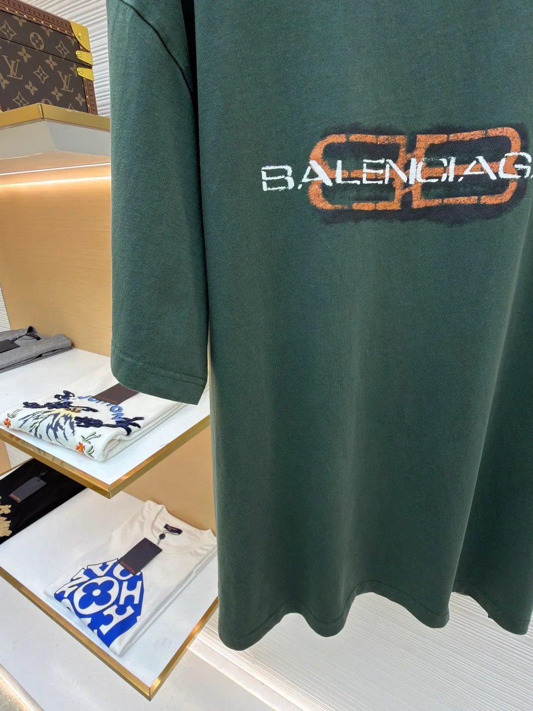 Balenciaga BB icon printed short sleeves ●Original version: purchased and developed for 6300 ●Item number: 1682441-X95 ●Fabric: plain knitted fabric ●Technology: Glue printing production ●Color: green ●Version: Loose version ●Weight: about 300 grams ●Size: S-M-L-XL ●Description: Customized densely woven jersey material with excellent texture and comfortable skin fit, with rich and pure washed black as the main tone Let distressing become the ultimate expression of street aesthetics. The front is printed with BB icon stencil Shibaki's works. Graffiti are revealed in the fading. Every inch of wear and tear is a deliberate accident. Use color conflict to create visual tension. Let street art jump from the wall to fashion. Let the sense of high-end grow wildly in the deliberate imperfection. Use glue graffiti printing. The chest printing has been modified three times with the film screen. Use glue liquid paint to print the pattern on the fabric. Bake the fabric to fix the printed pattern, wash it heavily and use a special solution to remove stains and fade slightly. Then use snowflake washing to fade the color through strong washing to make the color more uniform. The overall wiring is straight and delicate, the fabric is comfortable and soft, and the color is consistent without color difference. It can be matched with the same style to create a fashionable look and control various occasions. Customized accessories, complete with three standards, same style for men and women!