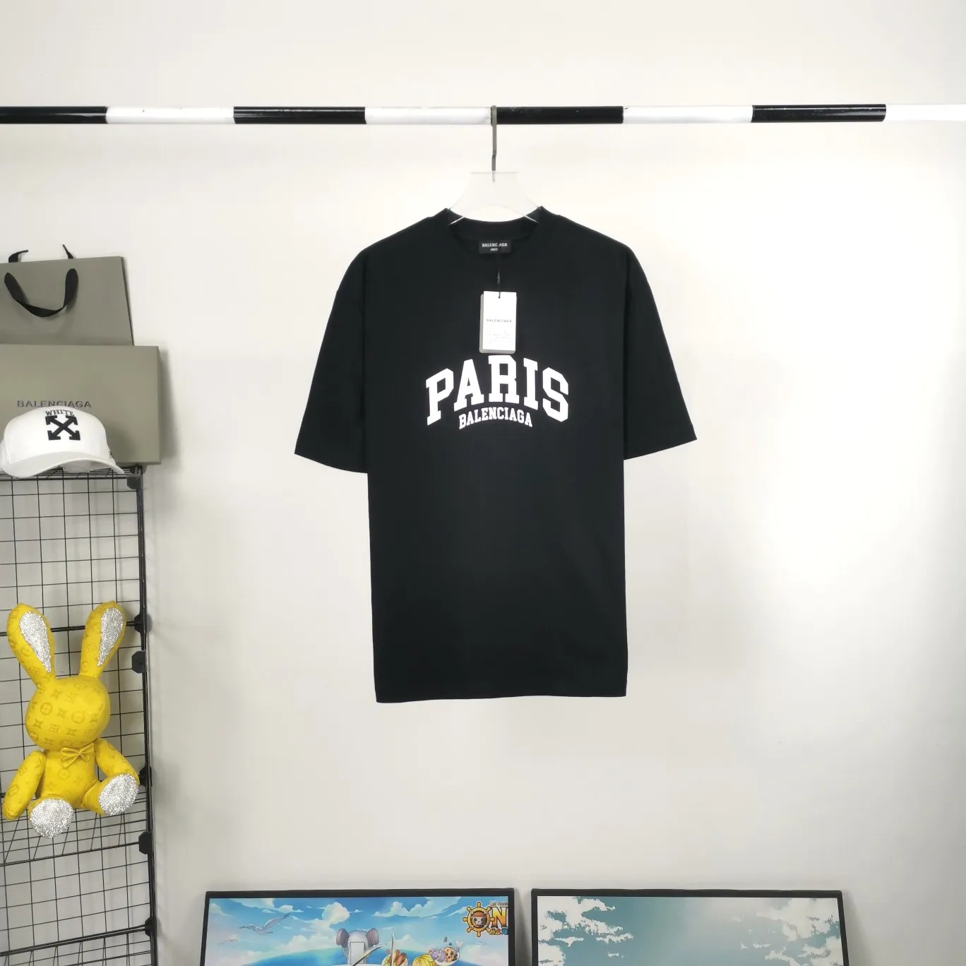 [New] Balenciaga PARIS printed chest t-shirt for male and female couples, the same style pure cotton short-sleeved T-shirt. The fabric is made of 32S 260g combed cotton fabric, which is full of drape, comfortable and breathable. The printing is made of imported thick paste from the printing elliptical machine. It is full of thickness and restores the original printing thickness. The overall printing has no edging. Large products come with three standards + size sticker + dustproof paper with logo. Size: Xs-L. Color: White, Black, Pink. P: 240.