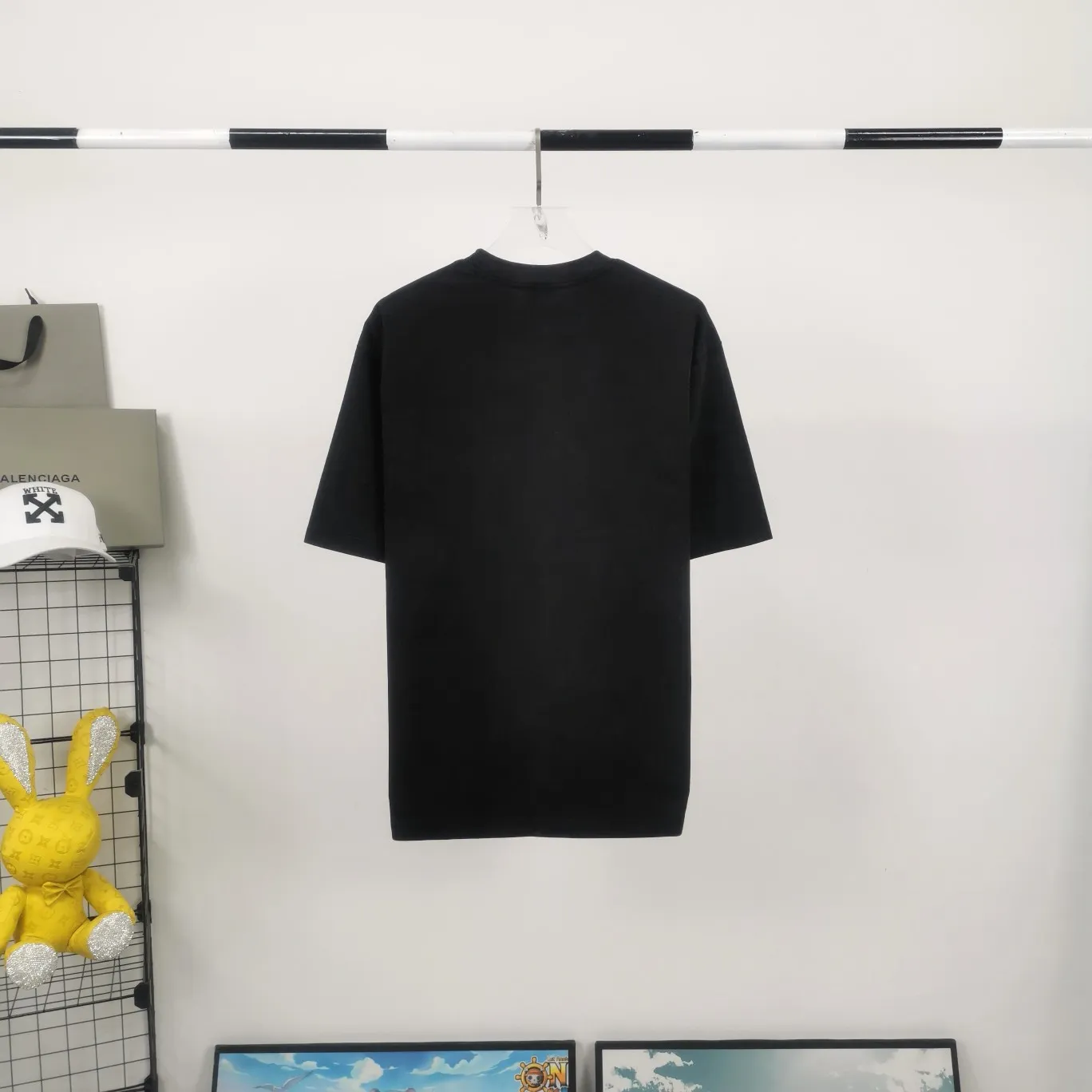 [New] Balenciaga PARIS printed chest t-shirt for male and female couples, the same style pure cotton short-sleeved T-shirt. The fabric is made of 32S 260g combed cotton fabric, which is full of drape, comfortable and breathable. The printing is made of imported thick paste from the printing elliptical machine. It is full of thickness and restores the original printing thickness. The overall printing has no edging. Large products come with three standards + size sticker + dustproof paper with logo. Size: Xs-L. Color: White, Black, Pink. P: 240.