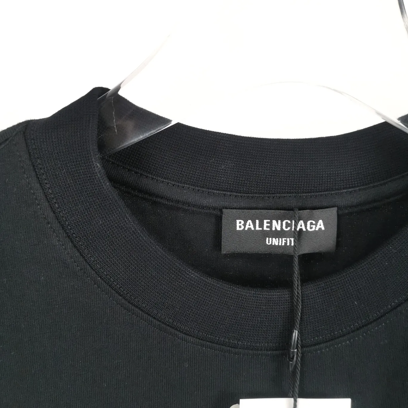 [New] Balenciaga PARIS printed chest t-shirt for male and female couples, the same style pure cotton short-sleeved T-shirt. The fabric is made of 32S 260g combed cotton fabric, which is full of drape, comfortable and breathable. The printing is made of imported thick paste from the printing elliptical machine. It is full of thickness and restores the original printing thickness. The overall printing has no edging. Large products come with three standards + size sticker + dustproof paper with logo. Size: Xs-L. Color: White, Black, Pink. P: 240.