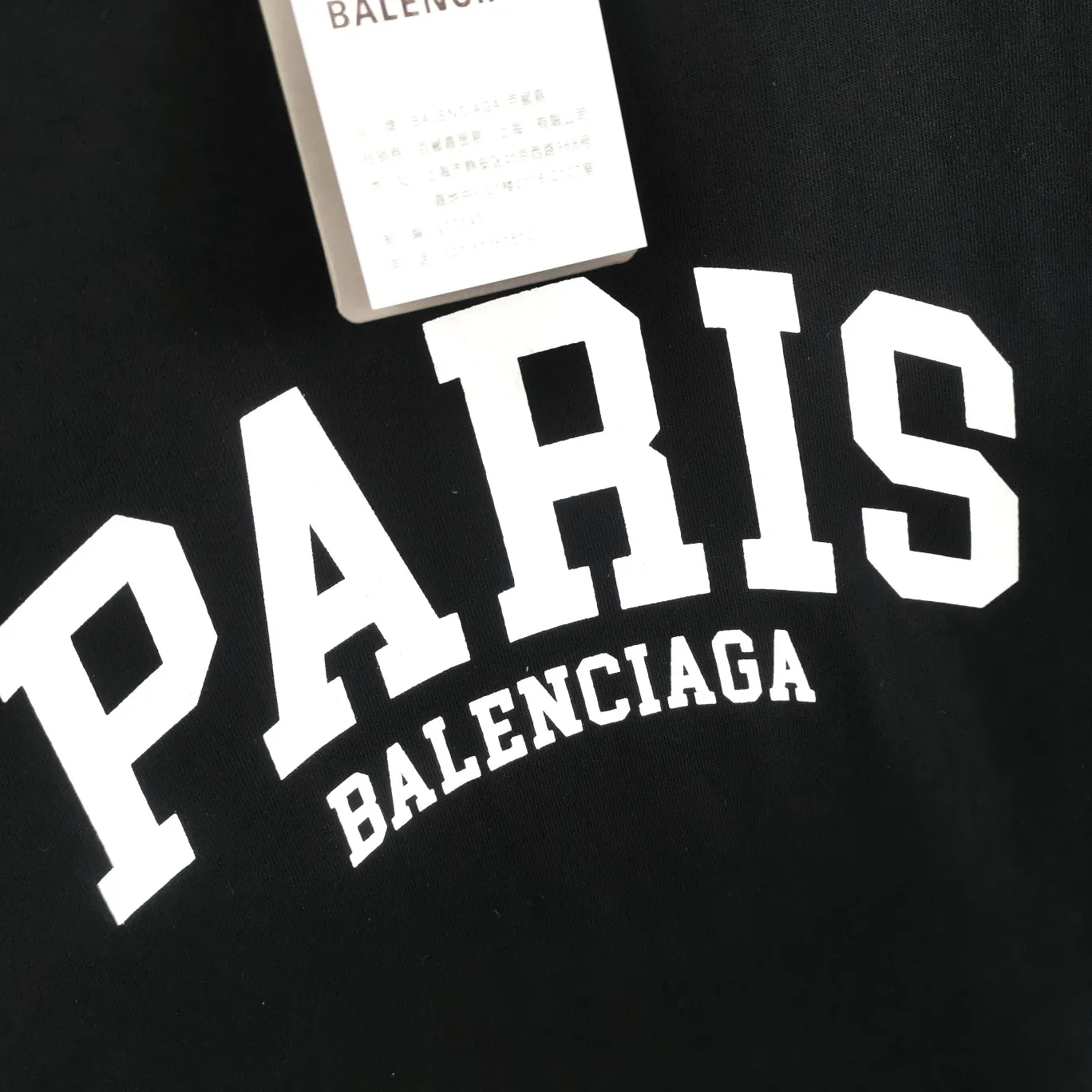[New] Balenciaga PARIS printed chest t-shirt for male and female couples, the same style pure cotton short-sleeved T-shirt. The fabric is made of 32S 260g combed cotton fabric, which is full of drape, comfortable and breathable. The printing is made of imported thick paste from the printing elliptical machine. It is full of thickness and restores the original printing thickness. The overall printing has no edging. Large products come with three standards + size sticker + dustproof paper with logo. Size: Xs-L. Color: White, Black, Pink. P: 240.