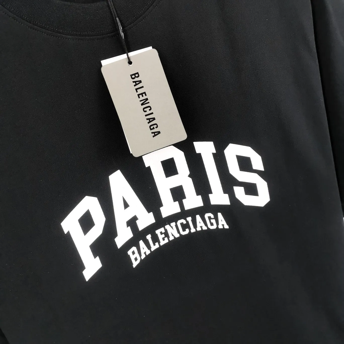 [New] Balenciaga PARIS printed chest t-shirt for male and female couples, the same style pure cotton short-sleeved T-shirt. The fabric is made of 32S 260g combed cotton fabric, which is full of drape, comfortable and breathable. The printing is made of imported thick paste from the printing elliptical machine. It is full of thickness and restores the original printing thickness. The overall printing has no edging. Large products come with three standards + size sticker + dustproof paper with logo. Size: Xs-L. Color: White, Black, Pink. P: 240.