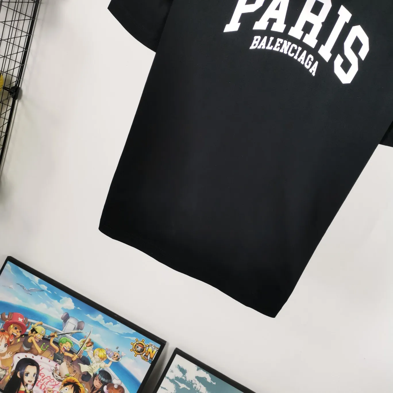 [New] Balenciaga PARIS printed chest t-shirt for male and female couples, the same style pure cotton short-sleeved T-shirt. The fabric is made of 32S 260g combed cotton fabric, which is full of drape, comfortable and breathable. The printing is made of imported thick paste from the printing elliptical machine. It is full of thickness and restores the original printing thickness. The overall printing has no edging. Large products come with three standards + size sticker + dustproof paper with logo. Size: Xs-L. Color: White, Black, Pink. P: 240.