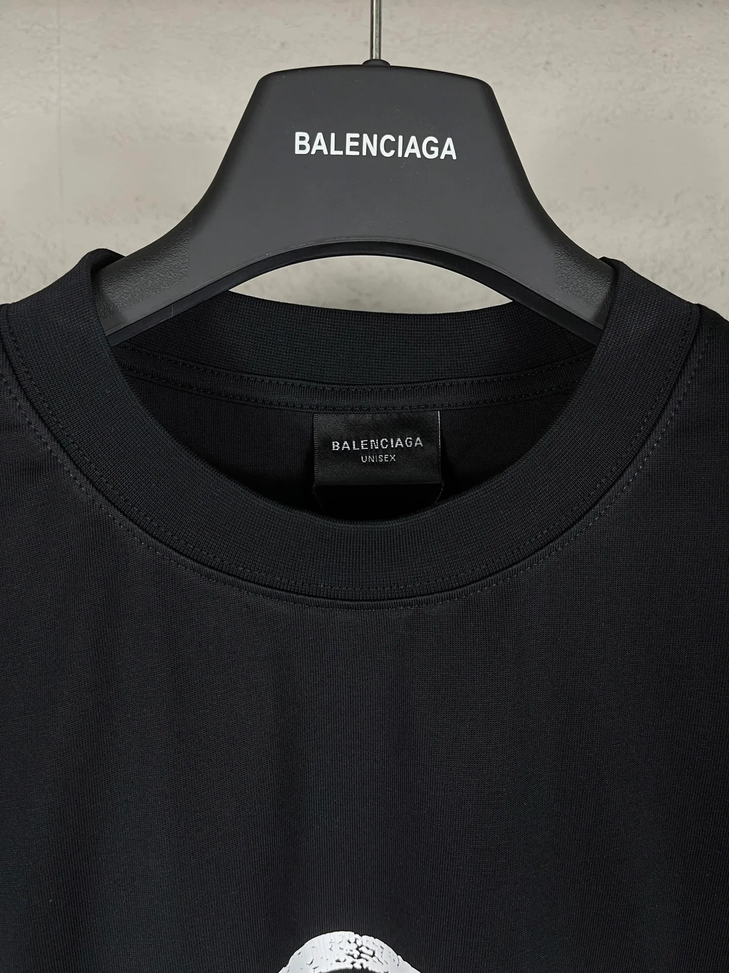 🅿️180 pictures [Top version. Official website quality] BALENCI*GA/Paris.SS25 latest model, Paris micro-label classic LOGO art cracked print short-sleeved T-shirt. Brick cabinet synchronization. Genuine product development at the first time, happy to print and compare! The fabric is made of Paris ZP custom-woven and dyed cotton double yarn. Weighing 260 grams, the cloth surface is clean. The cloth pattern is clear, soft and comfortable. The threads are dyed with no color difference. The printing uses environmentally friendly imported crack printing materials. The letters are clear and the effect is three-dimensional. The version adopts OS loose shoulder design. Same style for men and women. Code: BL253673 Color: black, white Size: XS S M L