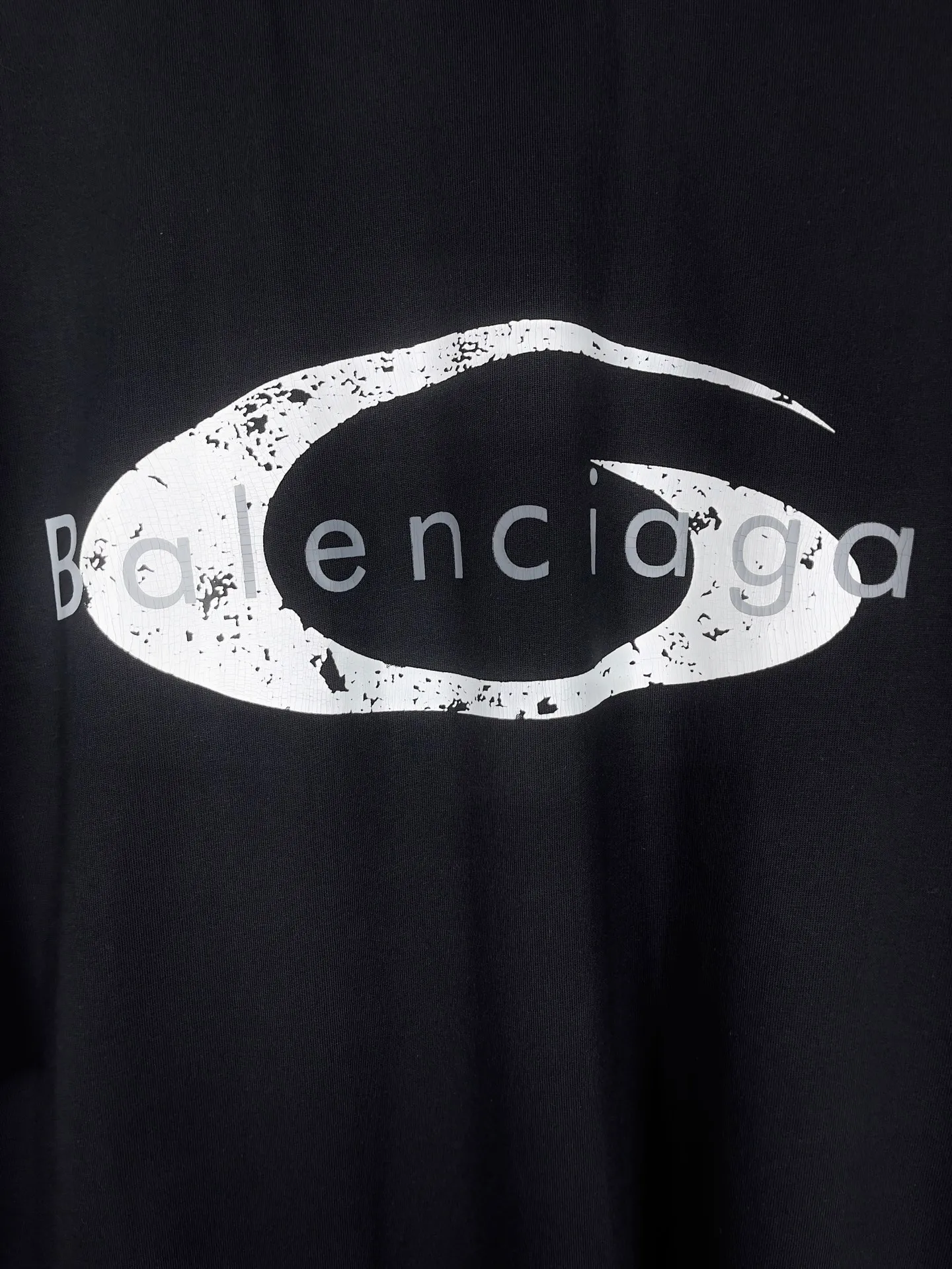 🅿️180 pictures [Top version. Official website quality] BALENCI*GA/Paris.SS25 latest model, Paris micro-label classic LOGO art cracked print short-sleeved T-shirt. Brick cabinet synchronization. Genuine product development at the first time, happy to print and compare! The fabric is made of Paris ZP custom-woven and dyed cotton double yarn. Weighing 260 grams, the cloth surface is clean. The cloth pattern is clear, soft and comfortable. The threads are dyed with no color difference. The printing uses environmentally friendly imported crack printing materials. The letters are clear and the effect is three-dimensional. The version adopts OS loose shoulder design. Same style for men and women. Code: BL253673 Color: black, white Size: XS S M L