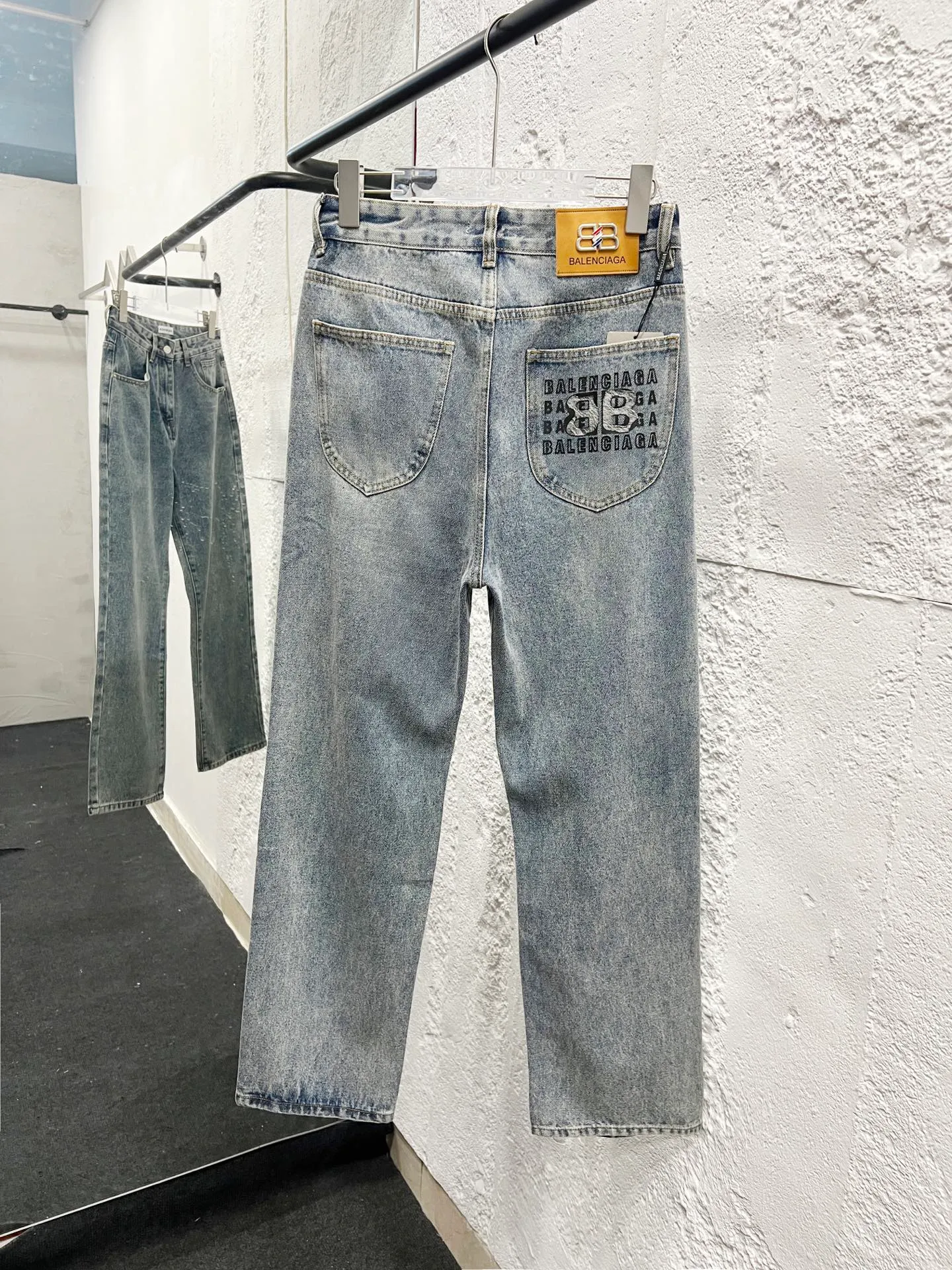🅿️260 Style number: H906 Balenciaga & BALENCIAGA’s new classic letter-printed logo jeans use unique technology to perfectly interpret the dreamlike colors of the Northern Lights. Each pair of jeans is unique and colorful, as if the mystery and beauty of the Northern Lights are worn on the body. The tie-dye process makes the color transition of the jeans natural and rich in layers, giving people an artistic visual enjoyment. Moreover, this process also makes the jeans softer and more comfortable, and they fit your body very well when worn, allowing you to show off your perfect body curves. They are made of high-quality denim fabric and carefully processed to have good wear resistance and durability. This new type of jeans uses tie-dye technology to interpret the dreamlike colors of the Northern Lights. It is not only fashionable and versatile, but also enhances your aura and becomes the focus of everyone's attention. Original goods, washed casual jeans, imported original washed stretch fabrics, comfortable and elastic, original hardware accessories decorated with logo, super correct version, extremely high grade, counter quality, fashionable and stylish upper body. The printing uses imported foam printing, customized buttons, YKK zippers. The complete set of accessories is customized in a one-to-one mold. Color: Gray Size: 28-30-32-34-36 (s-xxl)