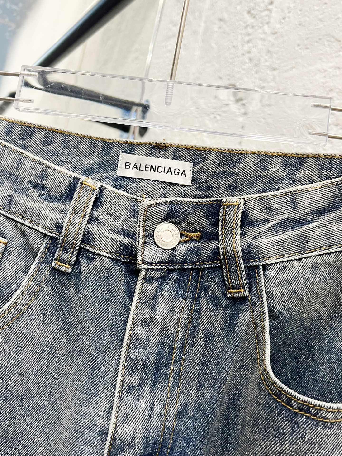 🅿️260 Style number: H906 Balenciaga & BALENCIAGA’s new classic letter-printed logo jeans use unique technology to perfectly interpret the dreamlike colors of the Northern Lights. Each pair of jeans is unique and colorful, as if the mystery and beauty of the Northern Lights are worn on the body. The tie-dye process makes the color transition of the jeans natural and rich in layers, giving people an artistic visual enjoyment. Moreover, this process also makes the jeans softer and more comfortable, and they fit your body very well when worn, allowing you to show off your perfect body curves. They are made of high-quality denim fabric and carefully processed to have good wear resistance and durability. This new type of jeans uses tie-dye technology to interpret the dreamlike colors of the Northern Lights. It is not only fashionable and versatile, but also enhances your aura and becomes the focus of everyone's attention. Original goods, washed casual jeans, imported original washed stretch fabrics, comfortable and elastic, original hardware accessories decorated with logo, super correct version, extremely high grade, counter quality, fashionable and stylish upper body. The printing uses imported foam printing, customized buttons, YKK zippers. The complete set of accessories is customized in a one-to-one mold. Color: Gray Size: 28-30-32-34-36 (s-xxl)