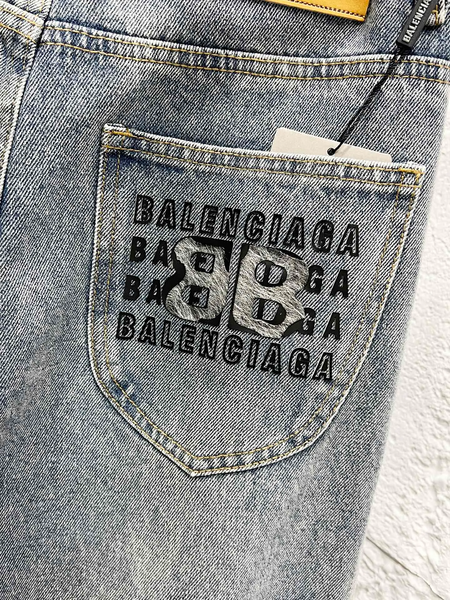 🅿️260 Style number: H906 Balenciaga & BALENCIAGA’s new classic letter-printed logo jeans use unique technology to perfectly interpret the dreamlike colors of the Northern Lights. Each pair of jeans is unique and colorful, as if the mystery and beauty of the Northern Lights are worn on the body. The tie-dye process makes the color transition of the jeans natural and rich in layers, giving people an artistic visual enjoyment. Moreover, this process also makes the jeans softer and more comfortable, and they fit your body very well when worn, allowing you to show off your perfect body curves. They are made of high-quality denim fabric and carefully processed to have good wear resistance and durability. This new type of jeans uses tie-dye technology to interpret the dreamlike colors of the Northern Lights. It is not only fashionable and versatile, but also enhances your aura and becomes the focus of everyone's attention. Original goods, washed casual jeans, imported original washed stretch fabrics, comfortable and elastic, original hardware accessories decorated with logo, super correct version, extremely high grade, counter quality, fashionable and stylish upper body. The printing uses imported foam printing, customized buttons, YKK zippers. The complete set of accessories is customized in a one-to-one mold. Color: Gray Size: 28-30-32-34-36 (s-xxl)