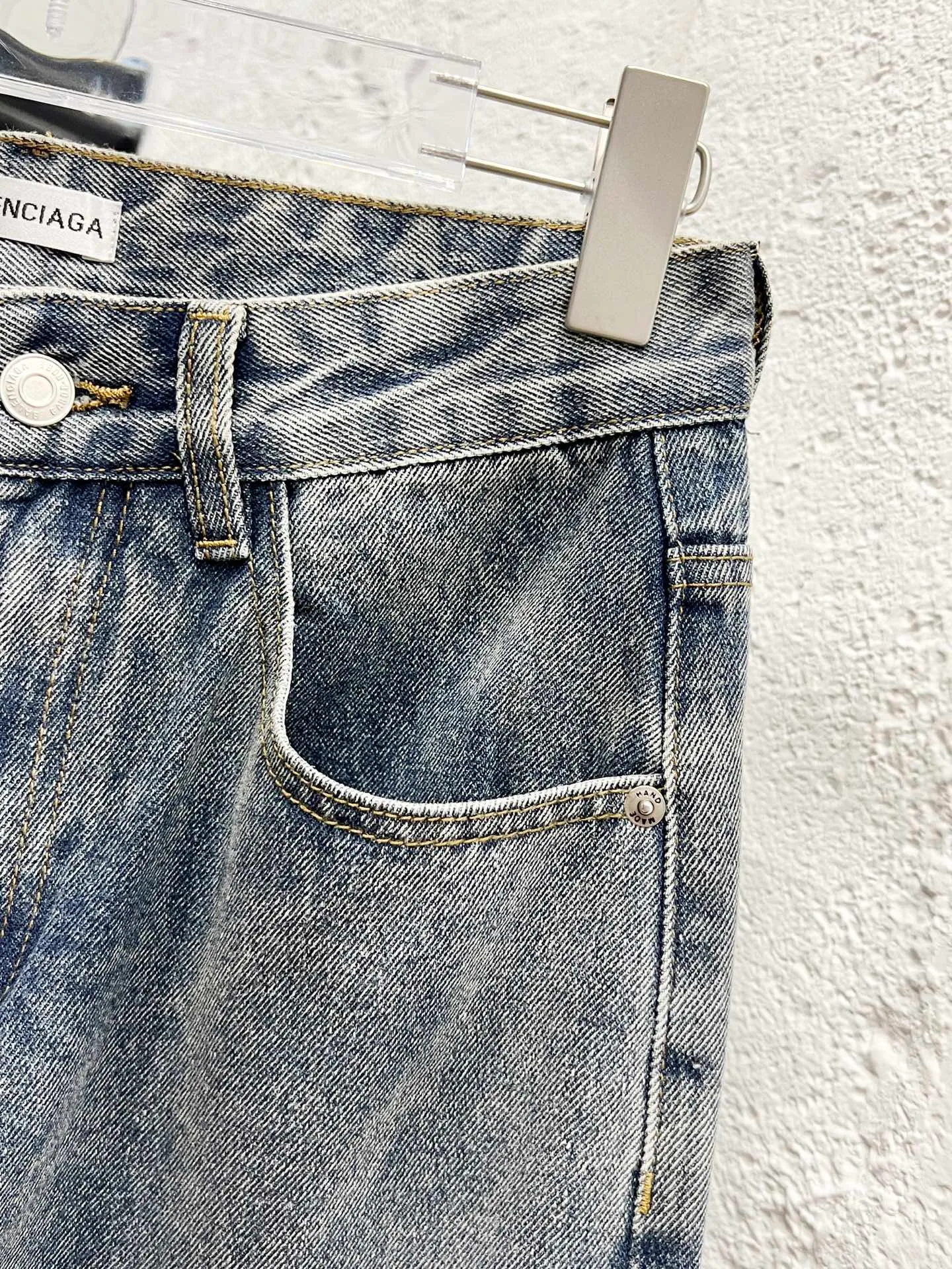 🅿️260 Style number: H906 Balenciaga & BALENCIAGA’s new classic letter-printed logo jeans use unique technology to perfectly interpret the dreamlike colors of the Northern Lights. Each pair of jeans is unique and colorful, as if the mystery and beauty of the Northern Lights are worn on the body. The tie-dye process makes the color transition of the jeans natural and rich in layers, giving people an artistic visual enjoyment. Moreover, this process also makes the jeans softer and more comfortable, and they fit your body very well when worn, allowing you to show off your perfect body curves. They are made of high-quality denim fabric and carefully processed to have good wear resistance and durability. This new type of jeans uses tie-dye technology to interpret the dreamlike colors of the Northern Lights. It is not only fashionable and versatile, but also enhances your aura and becomes the focus of everyone's attention. Original goods, washed casual jeans, imported original washed stretch fabrics, comfortable and elastic, original hardware accessories decorated with logo, super correct version, extremely high grade, counter quality, fashionable and stylish upper body. The printing uses imported foam printing, customized buttons, YKK zippers. The complete set of accessories is customized in a one-to-one mold. Color: Gray Size: 28-30-32-34-36 (s-xxl)