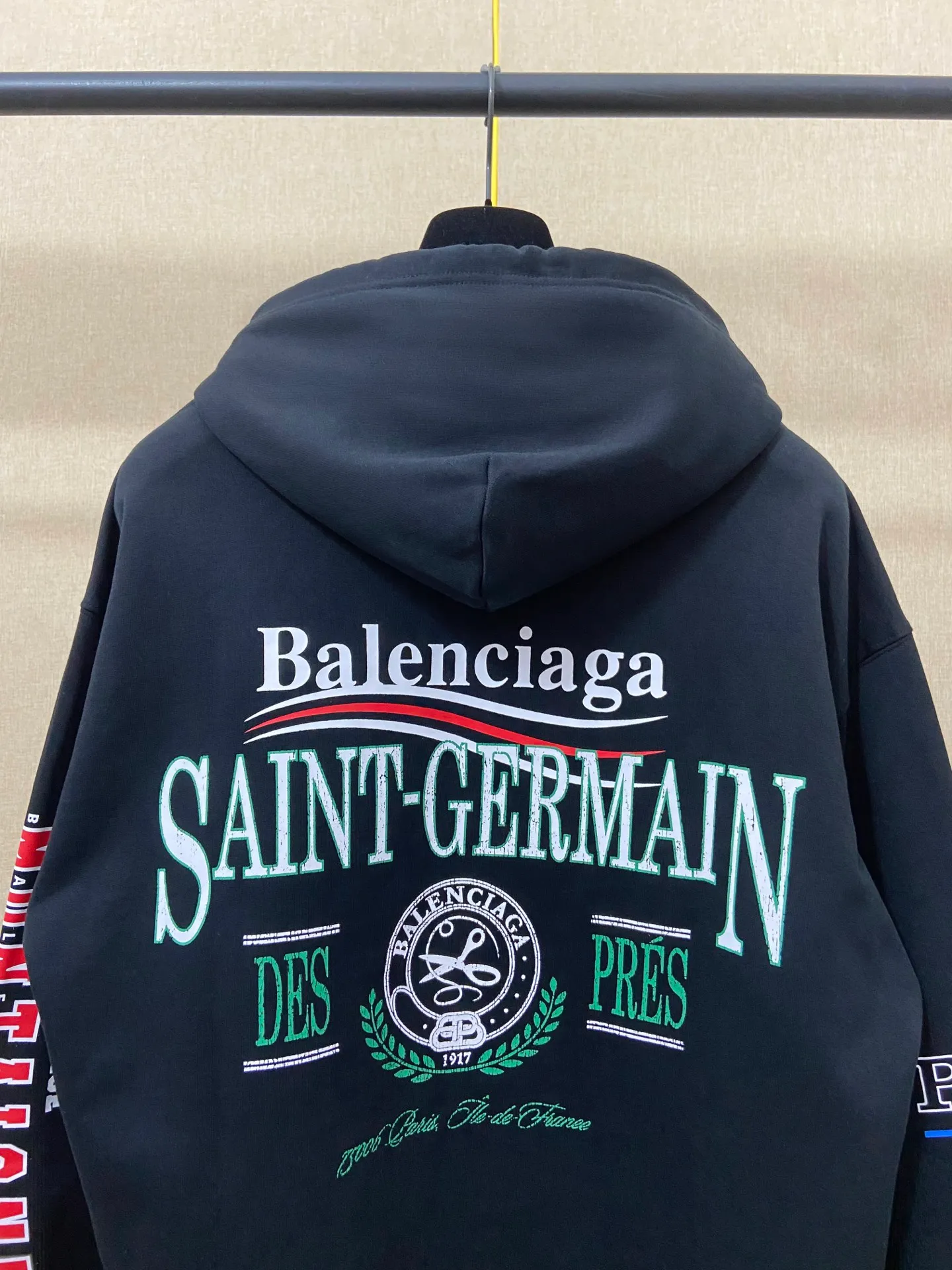 🅿️300 7206# Real photos Top version [[BALENCIA*GA] Official website quality Paris new Balenciaxx art multi-branded hooded sweatshirt OS version Loose dropped shoulders Unisex style Fabric: 480g 100% cotton terry David sweater (garment wash) Process: front and back left and right sleeve printing Garment wash Shape solid color Color: black white Size: XS S M L