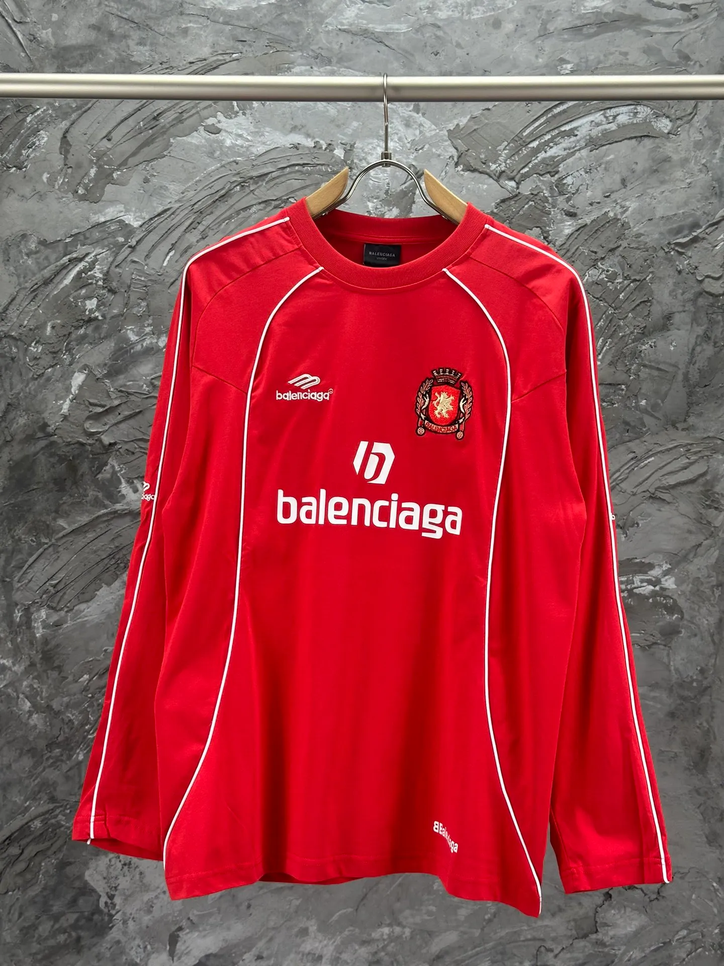 🅿️340 - BALENCI*GA Paris Manchester United co-branded football No. 10 embroidery printed long sleeves, the fabric is made of Paris custom-woven and dyed double-yarn pure cotton fabric. The weight is 280g. The thread is custom-woven and dyed without color difference. The front and rear panels use imported glue screen printing technology + the front and left sleeves use imported Tajima embroidery machine matte light heavy embroidery technology, two high-temperature shaping washes, os dropped shoulders, loose version, same style for men and women! ! -Color: black pink white red fluorescent green -SIZE: XS S M L style number 8606#