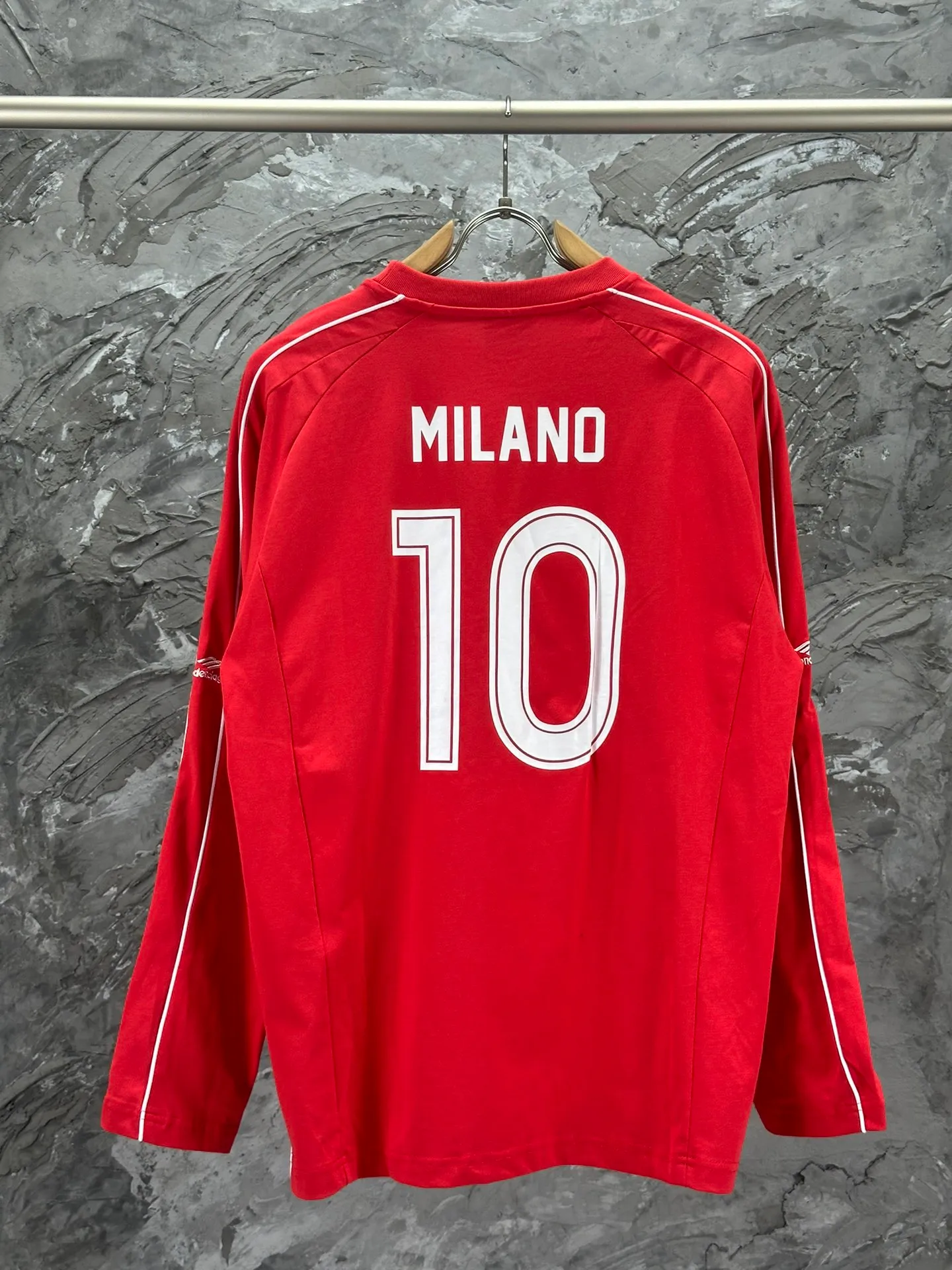 🅿️340 - BALENCI*GA Paris Manchester United co-branded football No. 10 embroidery printed long sleeves, the fabric is made of Paris custom-woven and dyed double-yarn pure cotton fabric. The weight is 280g. The thread is custom-woven and dyed without color difference. The front and rear panels use imported glue screen printing technology + the front and left sleeves use imported Tajima embroidery machine matte light heavy embroidery technology, two high-temperature shaping washes, os dropped shoulders, loose version, same style for men and women! ! -Color: black pink white red fluorescent green -SIZE: XS S M L style number 8606#