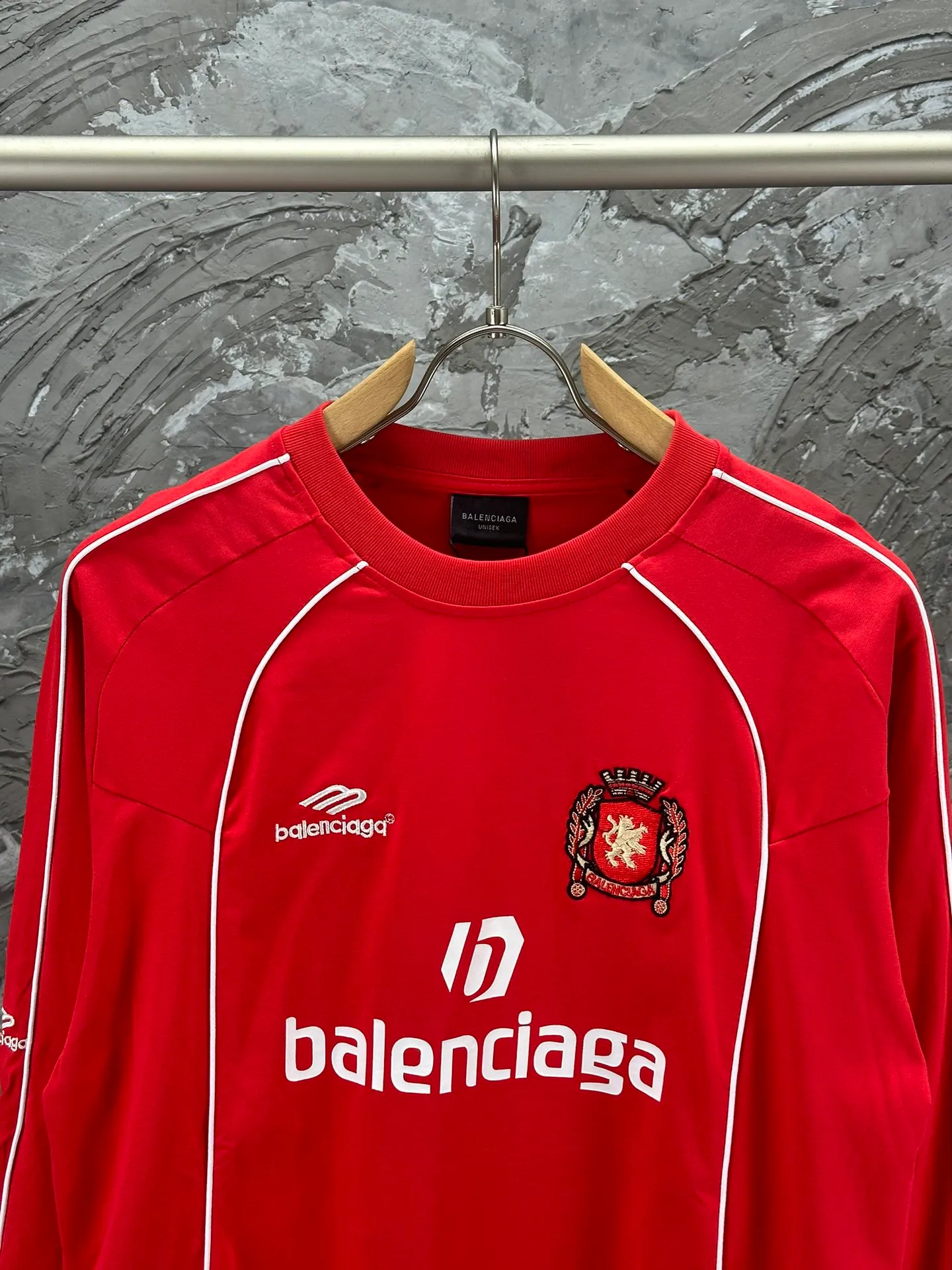 🅿️340 - BALENCI*GA Paris Manchester United co-branded football No. 10 embroidery printed long sleeves, the fabric is made of Paris custom-woven and dyed double-yarn pure cotton fabric. The weight is 280g. The thread is custom-woven and dyed without color difference. The front and rear panels use imported glue screen printing technology + the front and left sleeves use imported Tajima embroidery machine matte light heavy embroidery technology, two high-temperature shaping washes, os dropped shoulders, loose version, same style for men and women! ! -Color: black pink white red fluorescent green -SIZE: XS S M L style number 8606#