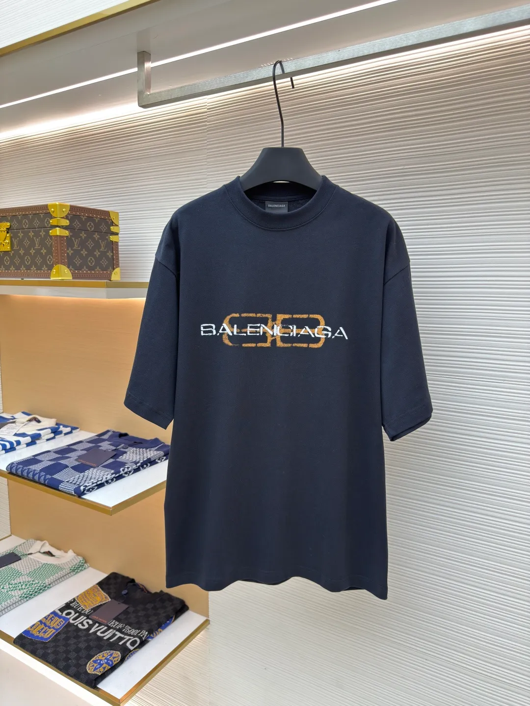 Balenciaga distressed letter printed T-shirt ●Authentic product: purchased and developed by 4024 ●Item number: 1680287-A05 ●Fabric: jersey fabric ●Technology: distressed production ●Version: fitted version ●Weight: about 320 grams ●Size: XS-S-M-L ●Description: Balenciaga 25ss distressed letter printed T-shirt. The whole dress was purchased from ZP and disassembled and made. Customized black jersey fabric, made of 100% cotton imported yarn. The front panel is decorated with BB icon stencil art prints. The collar, cuffs and hem of the same color are customized. Double-layer locking and ultra-high density wiring, truly 1:1 copy. Close your eyes. The overall wiring is straight and delicate, the fabric is comfortable and soft, and the color is consistent without color difference. It can be matched with the same style to create a fashionable look and control various occasions. Customized accessories, complete with three standards, same style for men and women!