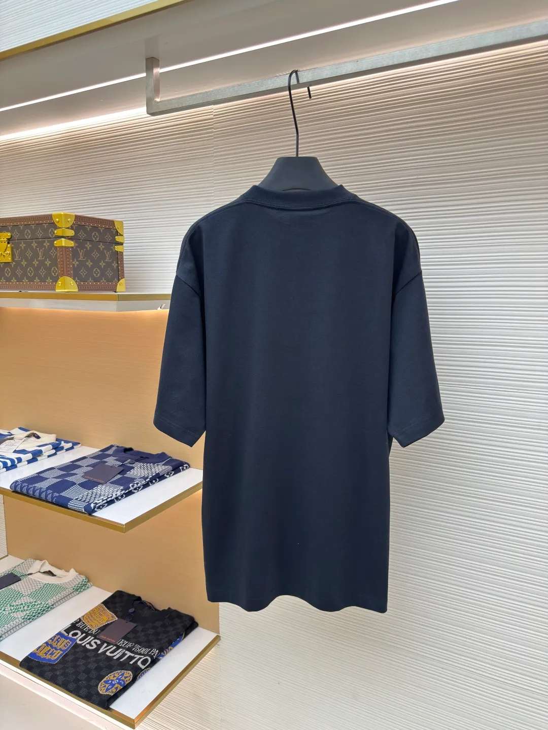 Balenciaga distressed letter printed T-shirt ●Authentic product: purchased and developed by 4024 ●Item number: 1680287-A05 ●Fabric: jersey fabric ●Technology: distressed production ●Version: fitted version ●Weight: about 320 grams ●Size: XS-S-M-L ●Description: Balenciaga 25ss distressed letter printed T-shirt. The whole dress was purchased from ZP and disassembled and made. Customized black jersey fabric, made of 100% cotton imported yarn. The front panel is decorated with BB icon stencil art prints. The collar, cuffs and hem of the same color are customized. Double-layer locking and ultra-high density wiring, truly 1:1 copy. Close your eyes. The overall wiring is straight and delicate, the fabric is comfortable and soft, and the color is consistent without color difference. It can be matched with the same style to create a fashionable look and control various occasions. Customized accessories, complete with three standards, same style for men and women!