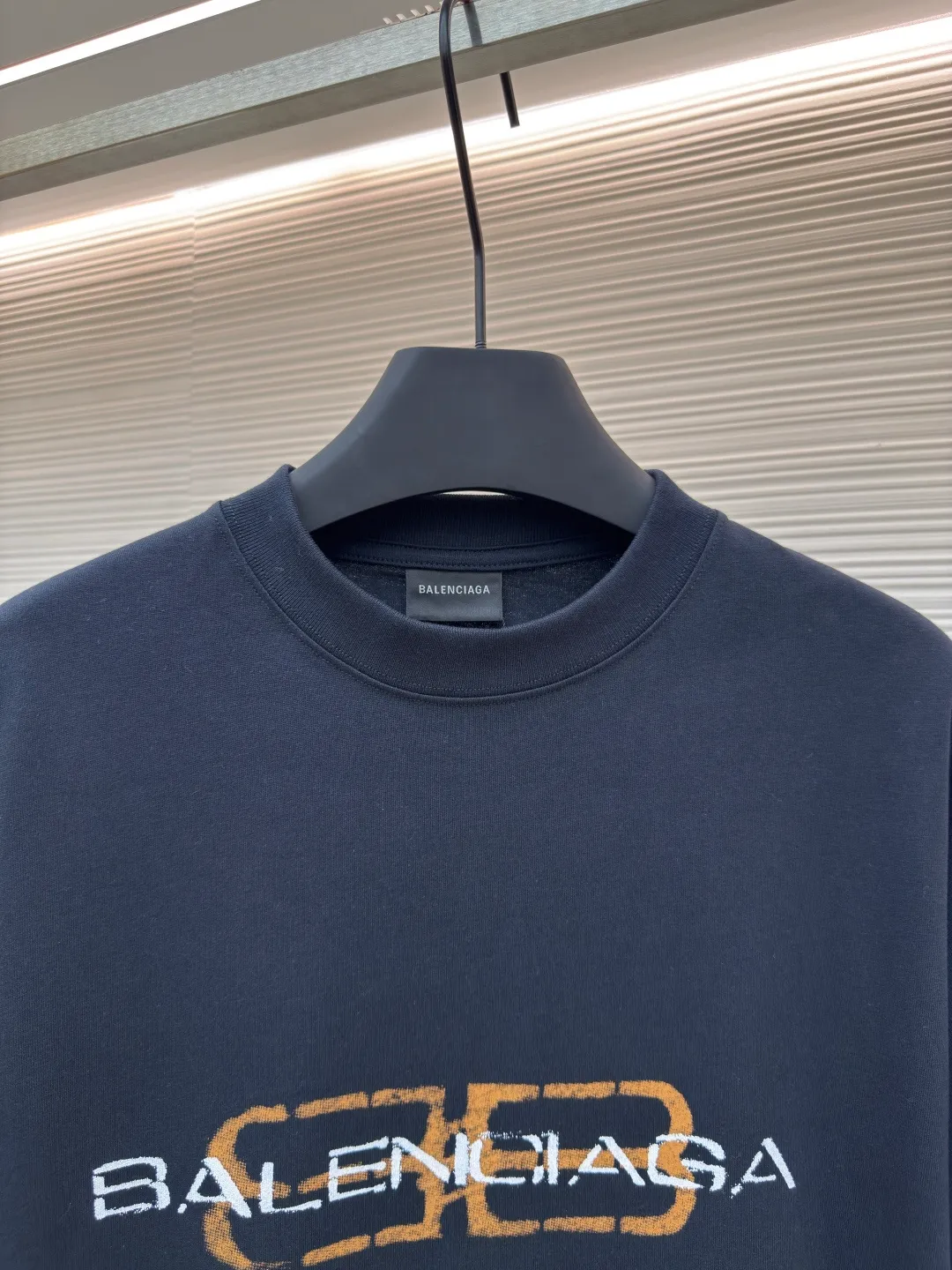 Balenciaga distressed letter printed T-shirt ●Authentic product: purchased and developed by 4024 ●Item number: 1680287-A05 ●Fabric: jersey fabric ●Technology: distressed production ●Version: fitted version ●Weight: about 320 grams ●Size: XS-S-M-L ●Description: Balenciaga 25ss distressed letter printed T-shirt. The whole dress was purchased from ZP and disassembled and made. Customized black jersey fabric, made of 100% cotton imported yarn. The front panel is decorated with BB icon stencil art prints. The collar, cuffs and hem of the same color are customized. Double-layer locking and ultra-high density wiring, truly 1:1 copy. Close your eyes. The overall wiring is straight and delicate, the fabric is comfortable and soft, and the color is consistent without color difference. It can be matched with the same style to create a fashionable look and control various occasions. Customized accessories, complete with three standards, same style for men and women!