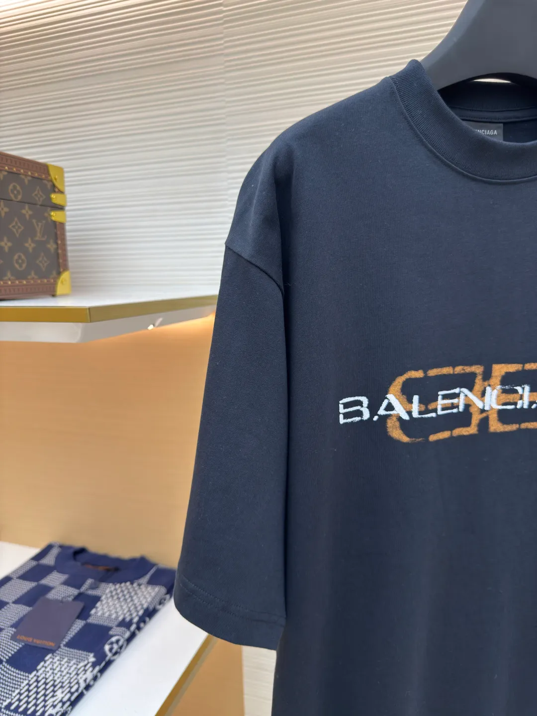 Balenciaga distressed letter printed T-shirt ●Authentic product: purchased and developed by 4024 ●Item number: 1680287-A05 ●Fabric: jersey fabric ●Technology: distressed production ●Version: fitted version ●Weight: about 320 grams ●Size: XS-S-M-L ●Description: Balenciaga 25ss distressed letter printed T-shirt. The whole dress was purchased from ZP and disassembled and made. Customized black jersey fabric, made of 100% cotton imported yarn. The front panel is decorated with BB icon stencil art prints. The collar, cuffs and hem of the same color are customized. Double-layer locking and ultra-high density wiring, truly 1:1 copy. Close your eyes. The overall wiring is straight and delicate, the fabric is comfortable and soft, and the color is consistent without color difference. It can be matched with the same style to create a fashionable look and control various occasions. Customized accessories, complete with three standards, same style for men and women!