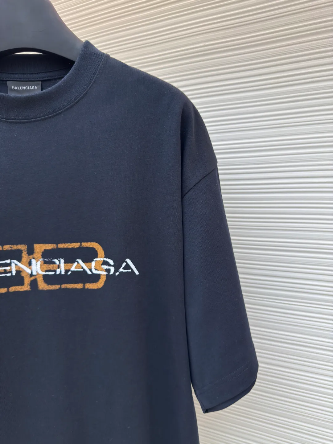 Balenciaga distressed letter printed T-shirt ●Authentic product: purchased and developed by 4024 ●Item number: 1680287-A05 ●Fabric: jersey fabric ●Technology: distressed production ●Version: fitted version ●Weight: about 320 grams ●Size: XS-S-M-L ●Description: Balenciaga 25ss distressed letter printed T-shirt. The whole dress was purchased from ZP and disassembled and made. Customized black jersey fabric, made of 100% cotton imported yarn. The front panel is decorated with BB icon stencil art prints. The collar, cuffs and hem of the same color are customized. Double-layer locking and ultra-high density wiring, truly 1:1 copy. Close your eyes. The overall wiring is straight and delicate, the fabric is comfortable and soft, and the color is consistent without color difference. It can be matched with the same style to create a fashionable look and control various occasions. Customized accessories, complete with three standards, same style for men and women!