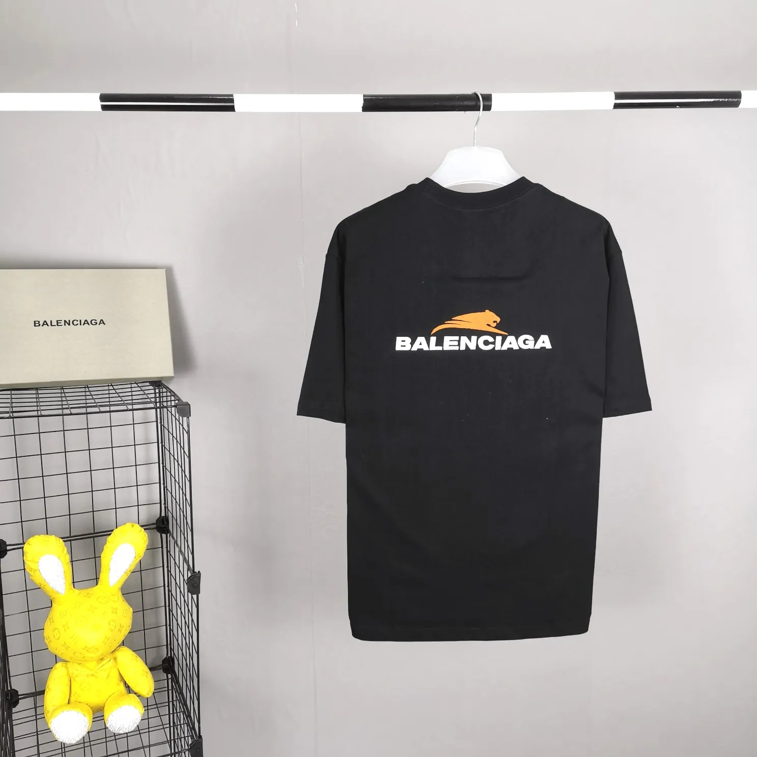 [Top version] BALENCIAGA’s new Year of the Tiger limited embroidery loose-fitting pure cotton short-sleeved T-shirt for men and women couples. Without further ado, the focus of this model’s craftsmanship is the embroidery printing on the front and back. Whoever has good machines will do it right. For this model, the embroidery machine we use is the Tajima embroidery machine imported from Japan, "known as the best embroidery model in the world", with low failure rate, thread skipping rate, and thread breakage rate. Embroidery with high precision.  3D cherry blossom thread, embroidery is meticulous and smooth. You can see the detailed pictures, even though thousands of needles are used for embroidery, the fabric will not deform. The edges and corners, the pattern transition is smooth and flat!  Color: black, white, yellow Size: XS-L P:250