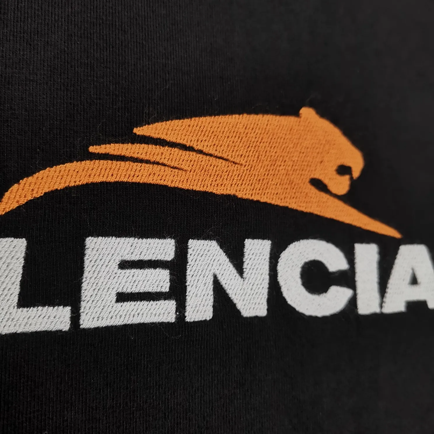 [Top version] BALENCIAGA’s new Year of the Tiger limited embroidery loose-fitting pure cotton short-sleeved T-shirt for men and women couples. Without further ado, the focus of this model’s craftsmanship is the embroidery printing on the front and back. Whoever has good machines will do it right. For this model, the embroidery machine we use is the Tajima embroidery machine imported from Japan, "known as the best embroidery model in the world", with low failure rate, thread skipping rate, and thread breakage rate. Embroidery with high precision.  3D cherry blossom thread, embroidery is meticulous and smooth. You can see the detailed pictures, even though thousands of needles are used for embroidery, the fabric will not deform. The edges and corners, the pattern transition is smooth and flat!  Color: black, white, yellow Size: XS-L P:250