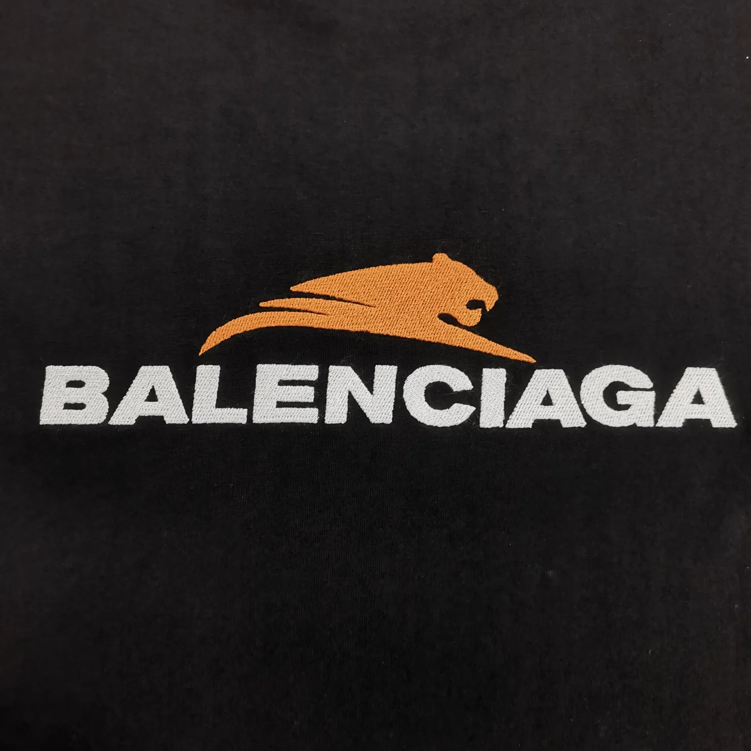 [Top version] BALENCIAGA’s new Year of the Tiger limited embroidery loose-fitting pure cotton short-sleeved T-shirt for men and women couples. Without further ado, the focus of this model’s craftsmanship is the embroidery printing on the front and back. Whoever has good machines will do it right. For this model, the embroidery machine we use is the Tajima embroidery machine imported from Japan, "known as the best embroidery model in the world", with low failure rate, thread skipping rate, and thread breakage rate. Embroidery with high precision.  3D cherry blossom thread, embroidery is meticulous and smooth. You can see the detailed pictures, even though thousands of needles are used for embroidery, the fabric will not deform. The edges and corners, the pattern transition is smooth and flat!  Color: black, white, yellow Size: XS-L P:250