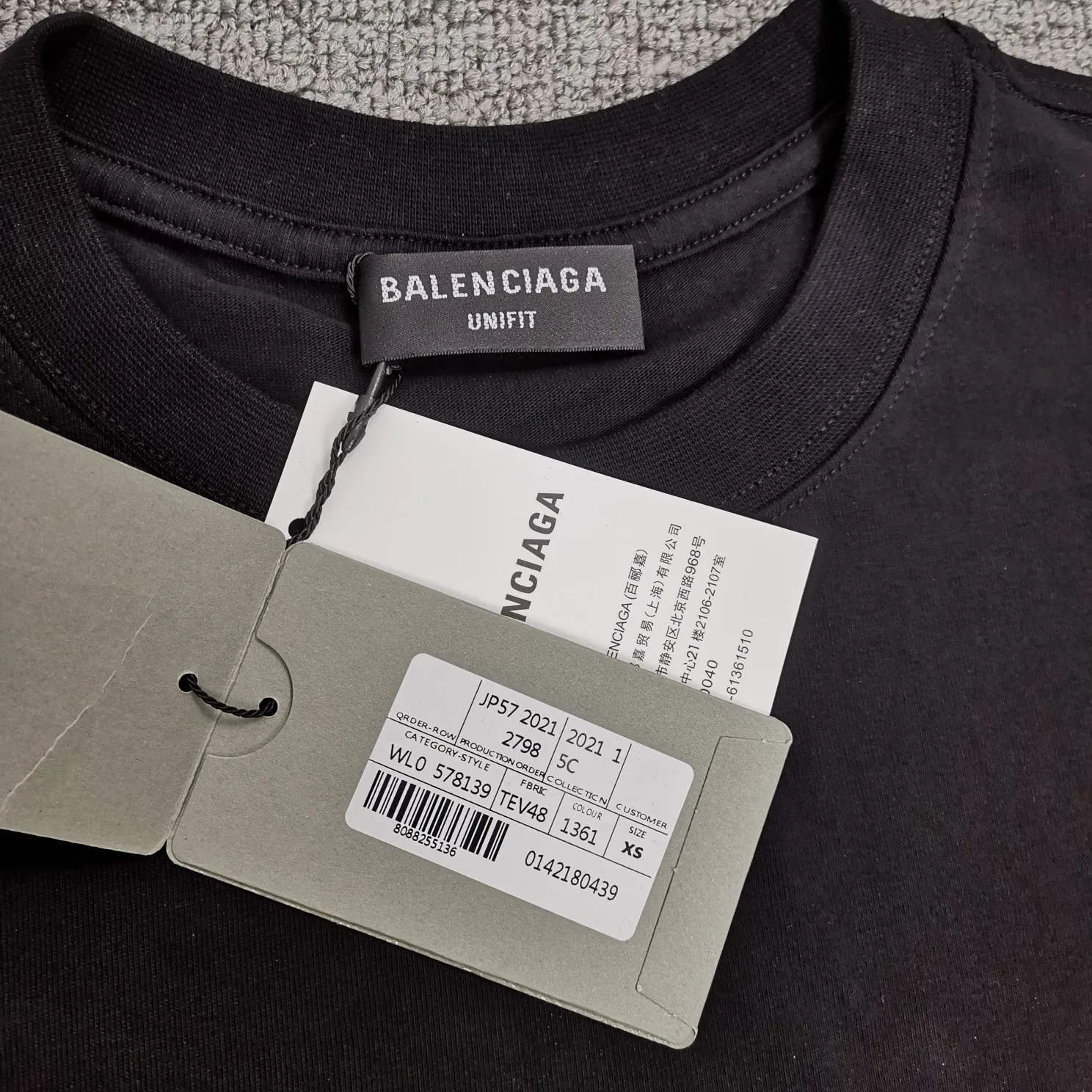 [Top version] BALENCIAGA’s new Year of the Tiger limited embroidery loose-fitting pure cotton short-sleeved T-shirt for men and women couples. Without further ado, the focus of this model’s craftsmanship is the embroidery printing on the front and back. Whoever has good machines will do it right. For this model, the embroidery machine we use is the Tajima embroidery machine imported from Japan, "known as the best embroidery model in the world", with low failure rate, thread skipping rate, and thread breakage rate. Embroidery with high precision.  3D cherry blossom thread, embroidery is meticulous and smooth. You can see the detailed pictures, even though thousands of needles are used for embroidery, the fabric will not deform. The edges and corners, the pattern transition is smooth and flat!  Color: black, white, yellow Size: XS-L P:250