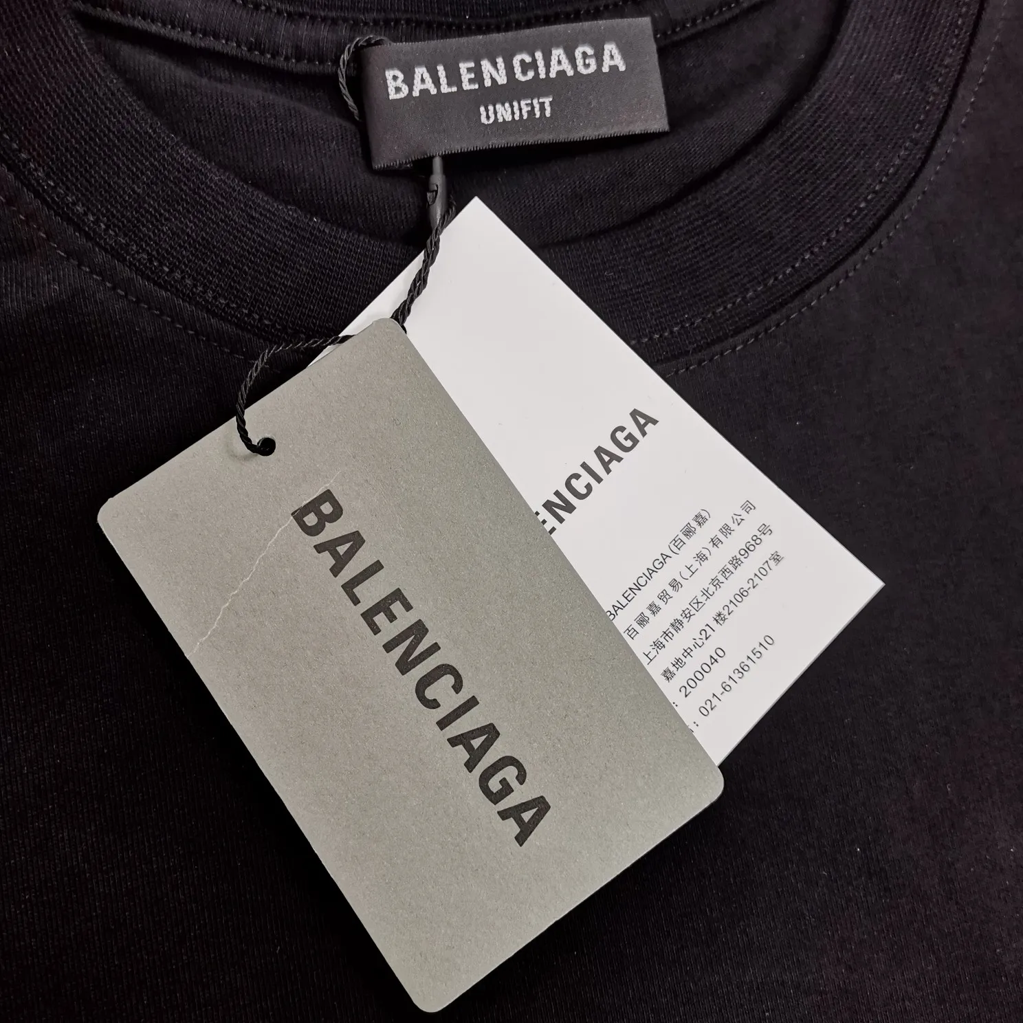 [Top version] BALENCIAGA’s new Year of the Tiger limited embroidery loose-fitting pure cotton short-sleeved T-shirt for men and women couples. Without further ado, the focus of this model’s craftsmanship is the embroidery printing on the front and back. Whoever has good machines will do it right. For this model, the embroidery machine we use is the Tajima embroidery machine imported from Japan, "known as the best embroidery model in the world", with low failure rate, thread skipping rate, and thread breakage rate. Embroidery with high precision.  3D cherry blossom thread, embroidery is meticulous and smooth. You can see the detailed pictures, even though thousands of needles are used for embroidery, the fabric will not deform. The edges and corners, the pattern transition is smooth and flat!  Color: black, white, yellow Size: XS-L P:250