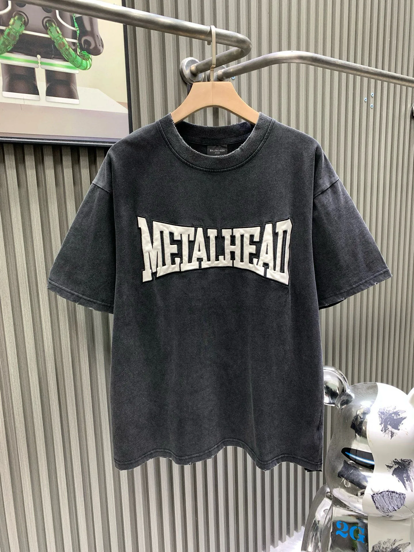 🅿️260 🀄️ Balenciaga Balenciaga Distressed Short Sleeve with Patched Letters Made of 100% cotton with a weight of 300g, retro jersey fabric, large cut, reversible, embroidered with boxing artwork on the front and back, retro frayed effect, distressed and washed faded effect, overall straight and delicate lines, comfortable and soft fabric, consistent color with no color difference, can be matched with the same style to create a fashionable look, and can handle various occasions Customized accessories, complete with three standards, same style for men and women