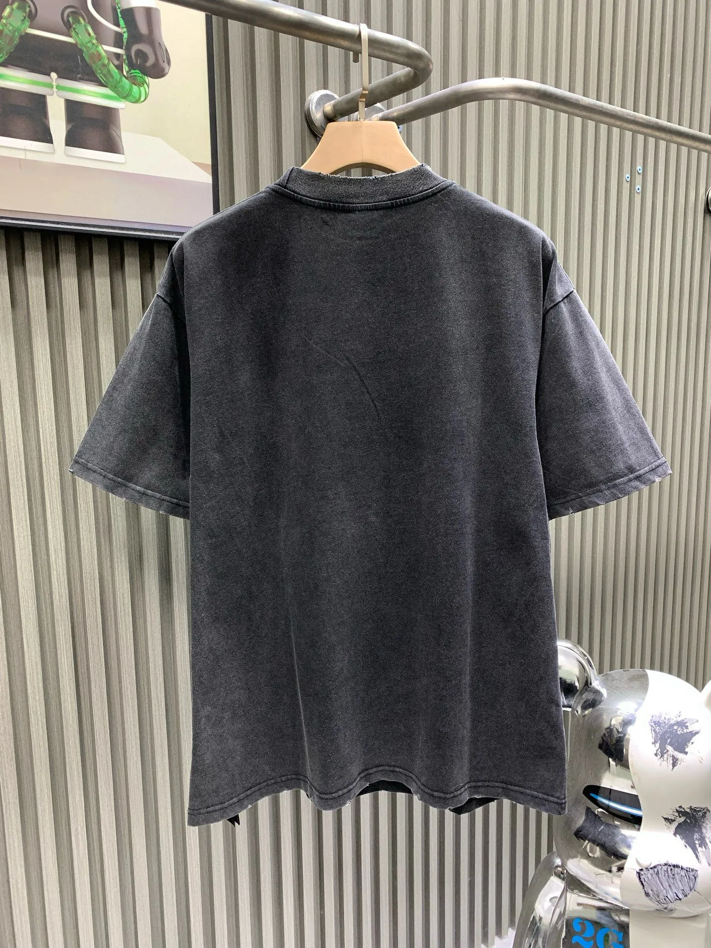 🅿️260 🀄️ Balenciaga Balenciaga Distressed Short Sleeve with Patched Letters Made of 100% cotton with a weight of 300g, retro jersey fabric, large cut, reversible, embroidered with boxing artwork on the front and back, retro frayed effect, distressed and washed faded effect, overall straight and delicate lines, comfortable and soft fabric, consistent color with no color difference, can be matched with the same style to create a fashionable look, and can handle various occasions Customized accessories, complete with three standards, same style for men and women