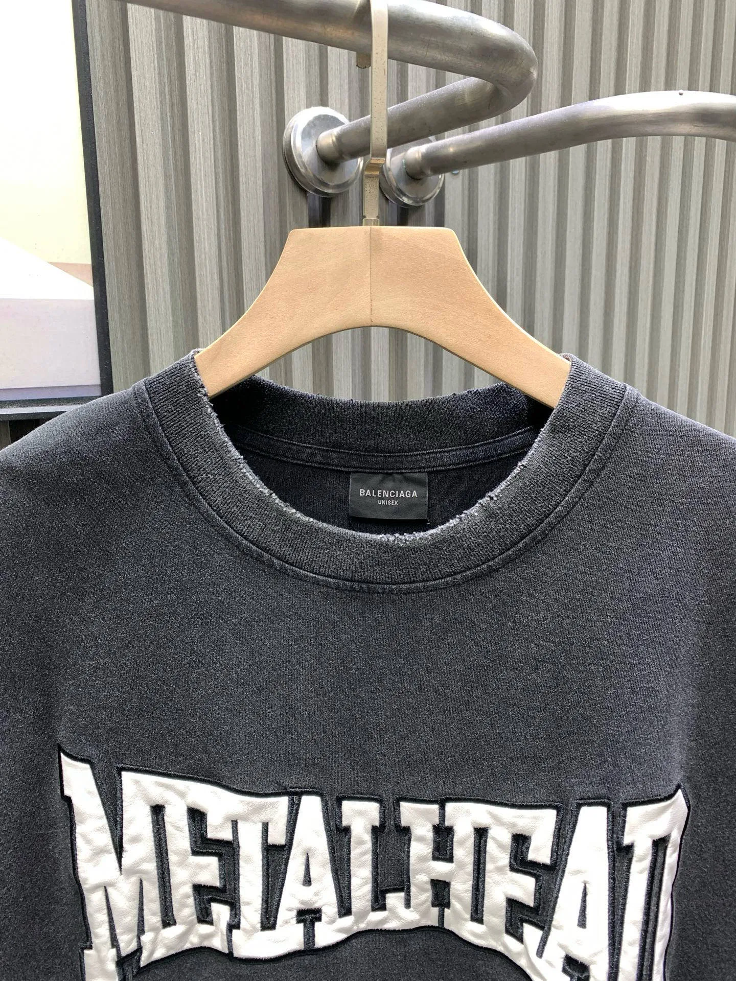 🅿️260 🀄️ Balenciaga Balenciaga Distressed Short Sleeve with Patched Letters Made of 100% cotton with a weight of 300g, retro jersey fabric, large cut, reversible, embroidered with boxing artwork on the front and back, retro frayed effect, distressed and washed faded effect, overall straight and delicate lines, comfortable and soft fabric, consistent color with no color difference, can be matched with the same style to create a fashionable look, and can handle various occasions Customized accessories, complete with three standards, same style for men and women