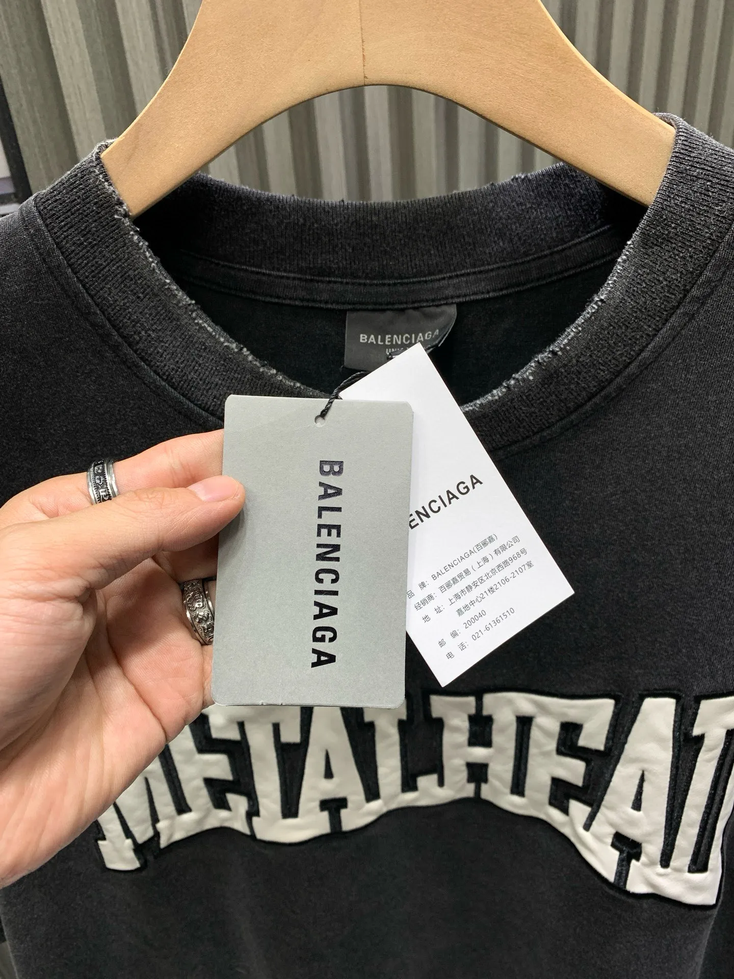 🅿️260 🀄️ Balenciaga Balenciaga Distressed Short Sleeve with Patched Letters Made of 100% cotton with a weight of 300g, retro jersey fabric, large cut, reversible, embroidered with boxing artwork on the front and back, retro frayed effect, distressed and washed faded effect, overall straight and delicate lines, comfortable and soft fabric, consistent color with no color difference, can be matched with the same style to create a fashionable look, and can handle various occasions Customized accessories, complete with three standards, same style for men and women