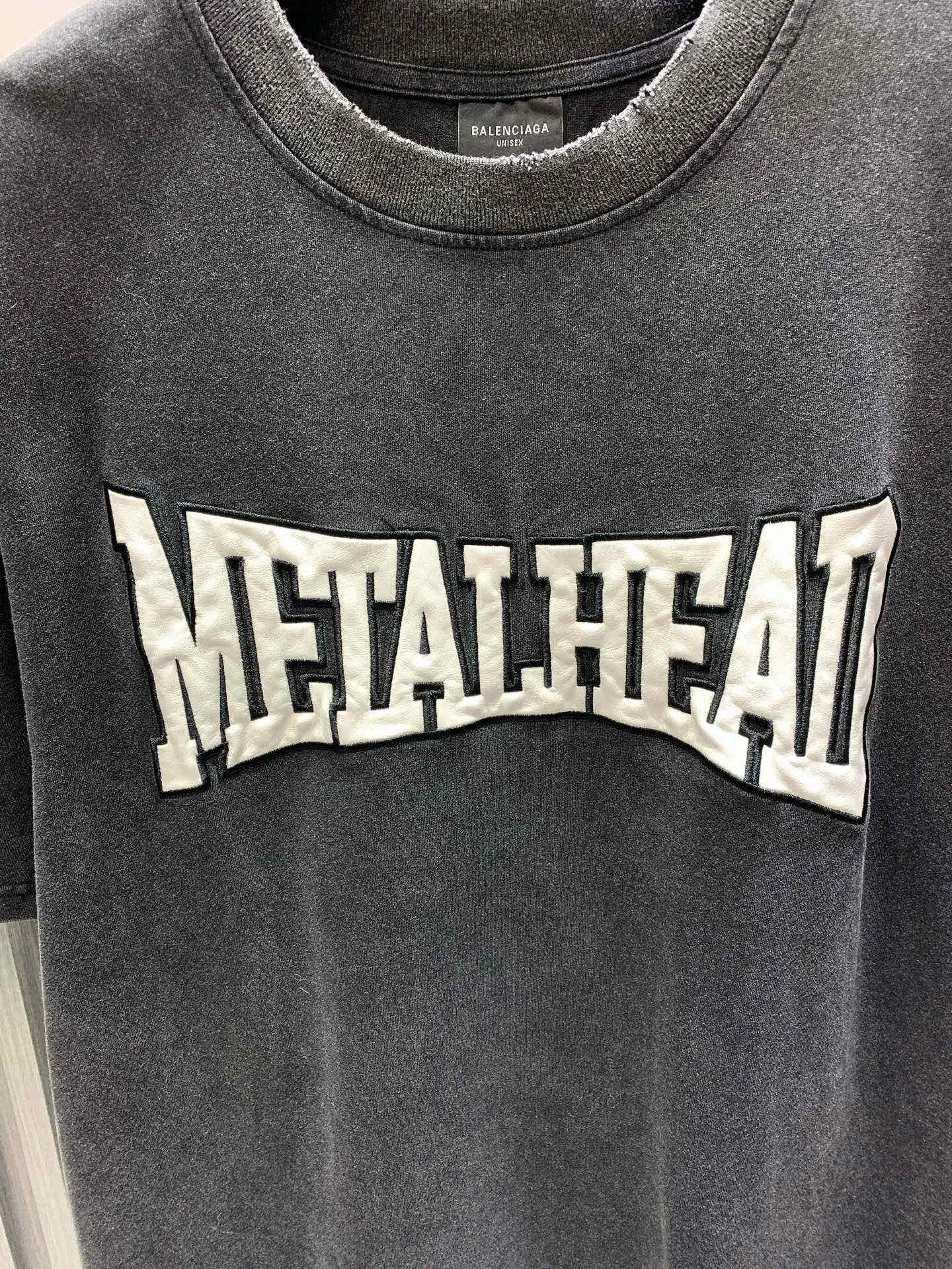🅿️260 🀄️ Balenciaga Balenciaga Distressed Short Sleeve with Patched Letters Made of 100% cotton with a weight of 300g, retro jersey fabric, large cut, reversible, embroidered with boxing artwork on the front and back, retro frayed effect, distressed and washed faded effect, overall straight and delicate lines, comfortable and soft fabric, consistent color with no color difference, can be matched with the same style to create a fashionable look, and can handle various occasions Customized accessories, complete with three standards, same style for men and women