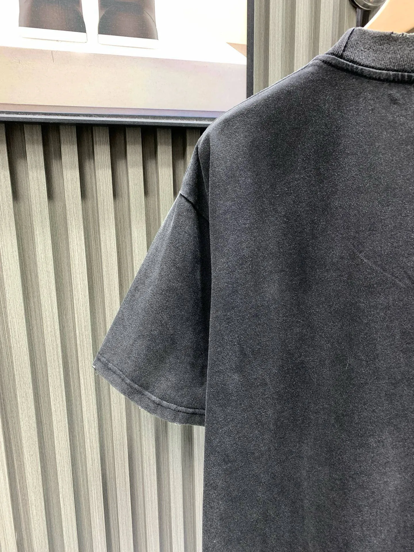 🅿️260 🀄️ Balenciaga Balenciaga Distressed Short Sleeve with Patched Letters Made of 100% cotton with a weight of 300g, retro jersey fabric, large cut, reversible, embroidered with boxing artwork on the front and back, retro frayed effect, distressed and washed faded effect, overall straight and delicate lines, comfortable and soft fabric, consistent color with no color difference, can be matched with the same style to create a fashionable look, and can handle various occasions Customized accessories, complete with three standards, same style for men and women