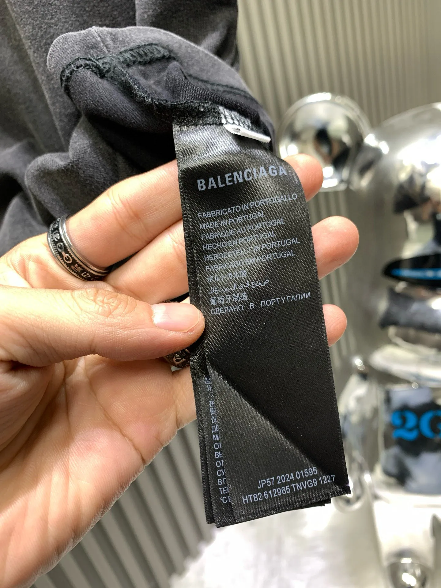 🅿️260 🀄️ Balenciaga Balenciaga Distressed Short Sleeve with Patched Letters Made of 100% cotton with a weight of 300g, retro jersey fabric, large cut, reversible, embroidered with boxing artwork on the front and back, retro frayed effect, distressed and washed faded effect, overall straight and delicate lines, comfortable and soft fabric, consistent color with no color difference, can be matched with the same style to create a fashionable look, and can handle various occasions Customized accessories, complete with three standards, same style for men and women