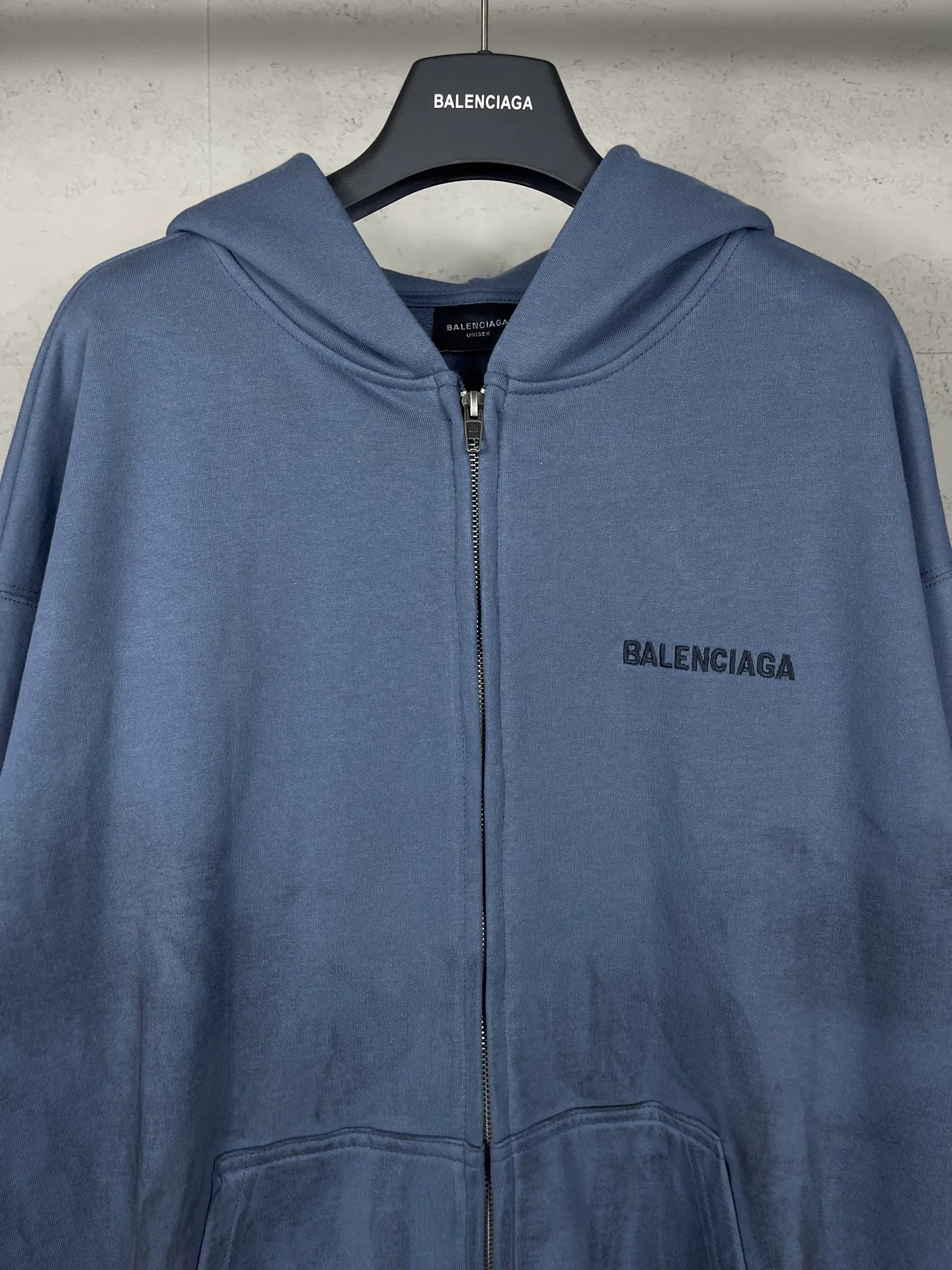 🅿️400 real photos [Top version. Official website quality] BALENCI*G*/SS26 new autumn and winter style. Hand-painted distressed hooded zipper cardigan sweatshirt with Paris lettering LOGO embroidered on the front and back. Ready-to-wear hand-painted graffiti SS26 latest style. Research and development at the first time, different market currencies. Comparisons welcome. The fabric is made of Paris ZP custom-woven and dyed cotton sweatshirt. Weighing 460 grams, the cloth surface is clean. The cloth pattern is clear, soft and comfortable. The threads are dyed with no color difference. The embroidery is embroidered with an embroidery machine imported from Tajima, and the garments are hand-painted with graffiti to make them look old. Jubie market currency. Welcome to compare. The version adopts OS loose shoulder design. Same style for men and women. Code: BL259970 Color: gray blue Size: XS S M L