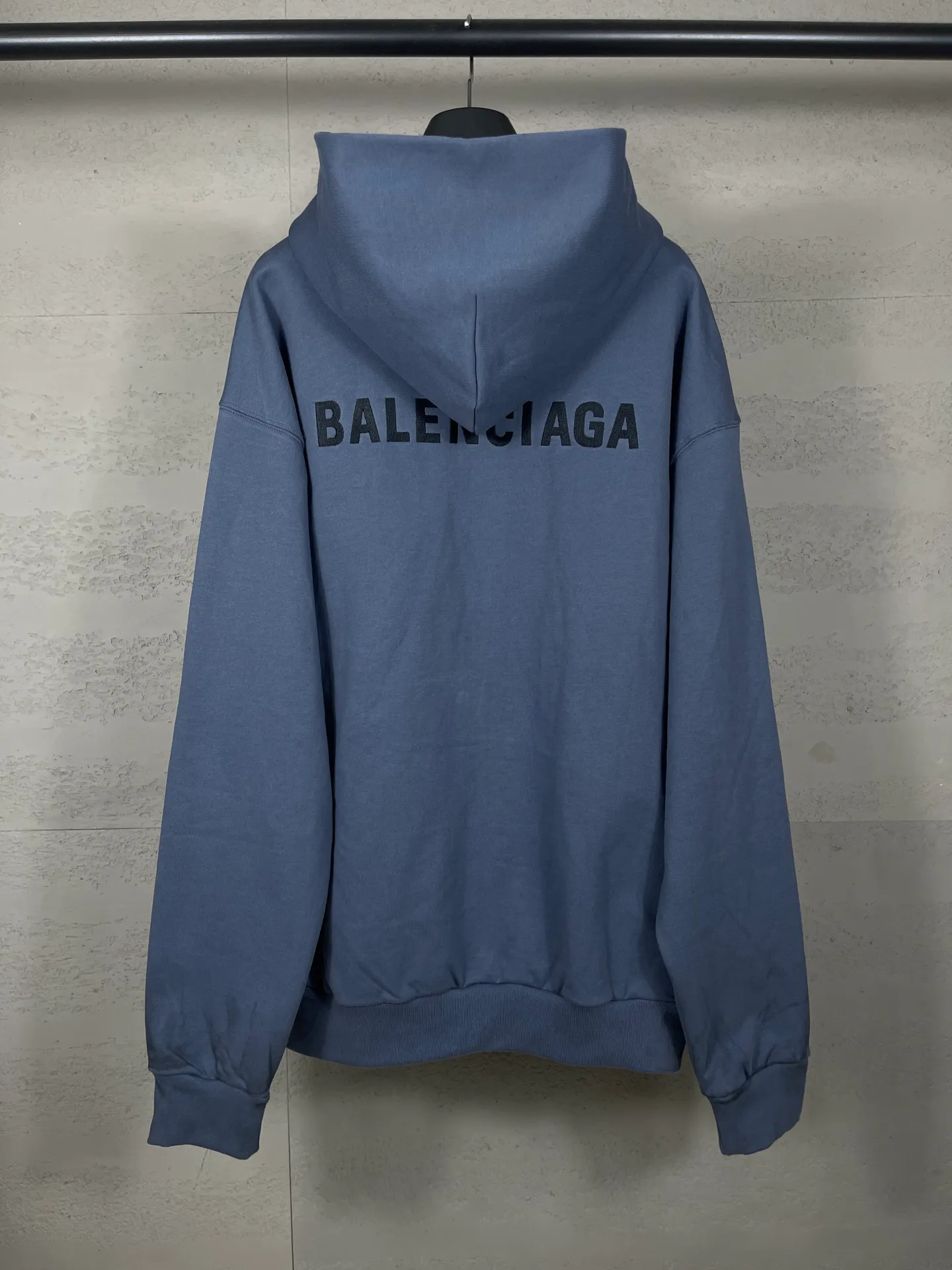 🅿️400 real photos [Top version. Official website quality] BALENCI*G*/SS26 new autumn and winter style. Hand-painted distressed hooded zipper cardigan sweatshirt with Paris lettering LOGO embroidered on the front and back. Ready-to-wear hand-painted graffiti SS26 latest style. Research and development at the first time, different market currencies. Comparisons welcome. The fabric is made of Paris ZP custom-woven and dyed cotton sweatshirt. Weighing 460 grams, the cloth surface is clean. The cloth pattern is clear, soft and comfortable. The threads are dyed with no color difference. The embroidery is embroidered with an embroidery machine imported from Tajima, and the garments are hand-painted with graffiti to make them look old. Jubie market currency. Welcome to compare. The version adopts OS loose shoulder design. Same style for men and women. Code: BL259970 Color: gray blue Size: XS S M L